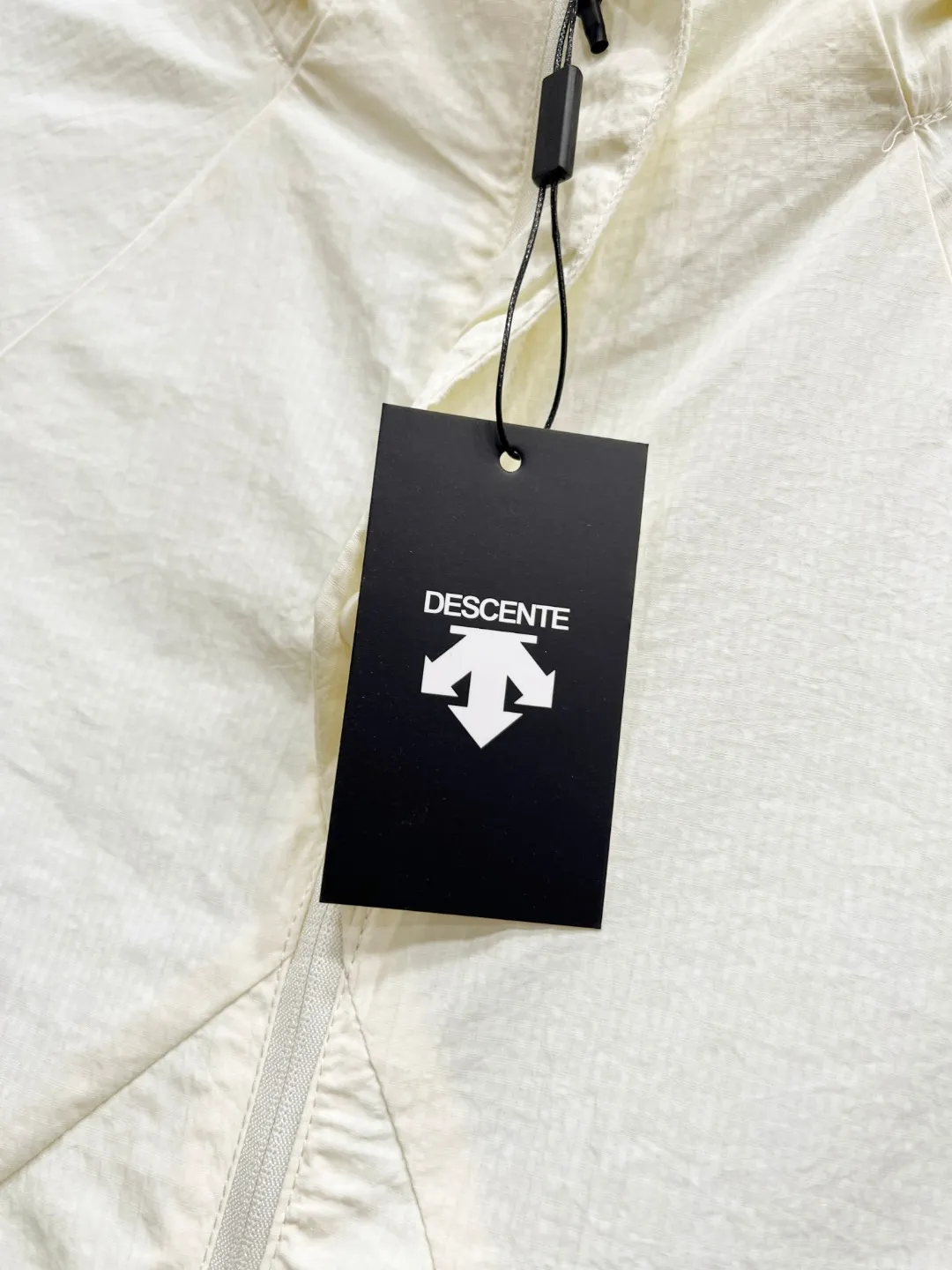 DESCENTE BLANCALLTERRAI outdoor men's and women's sun protection clothing, 100% nylon fabric is made of cutting-edge technology fabrics, UPF 70+ effectively blocks ultraviolet rays, is light and breathable and does not make you sweat. The nylon fiber itself has a high absorption rate of ultraviolet rays, and has the characteristics of being light, wear-resistant and quick-drying, allowing you to enjoy cool protection during outdoor sports. The slim cut and simple design make it easy to control whether you are hiking in the mountains, roaming in the city, or vacationing at the beach, achieving a fashionable and functional style. No fear of the scorching sun, no fear of challenges. Descente will protect every inch of your sunshine. Color: rock gray/ice blue/shell pink/milk white/roland purple Size: M-3XL