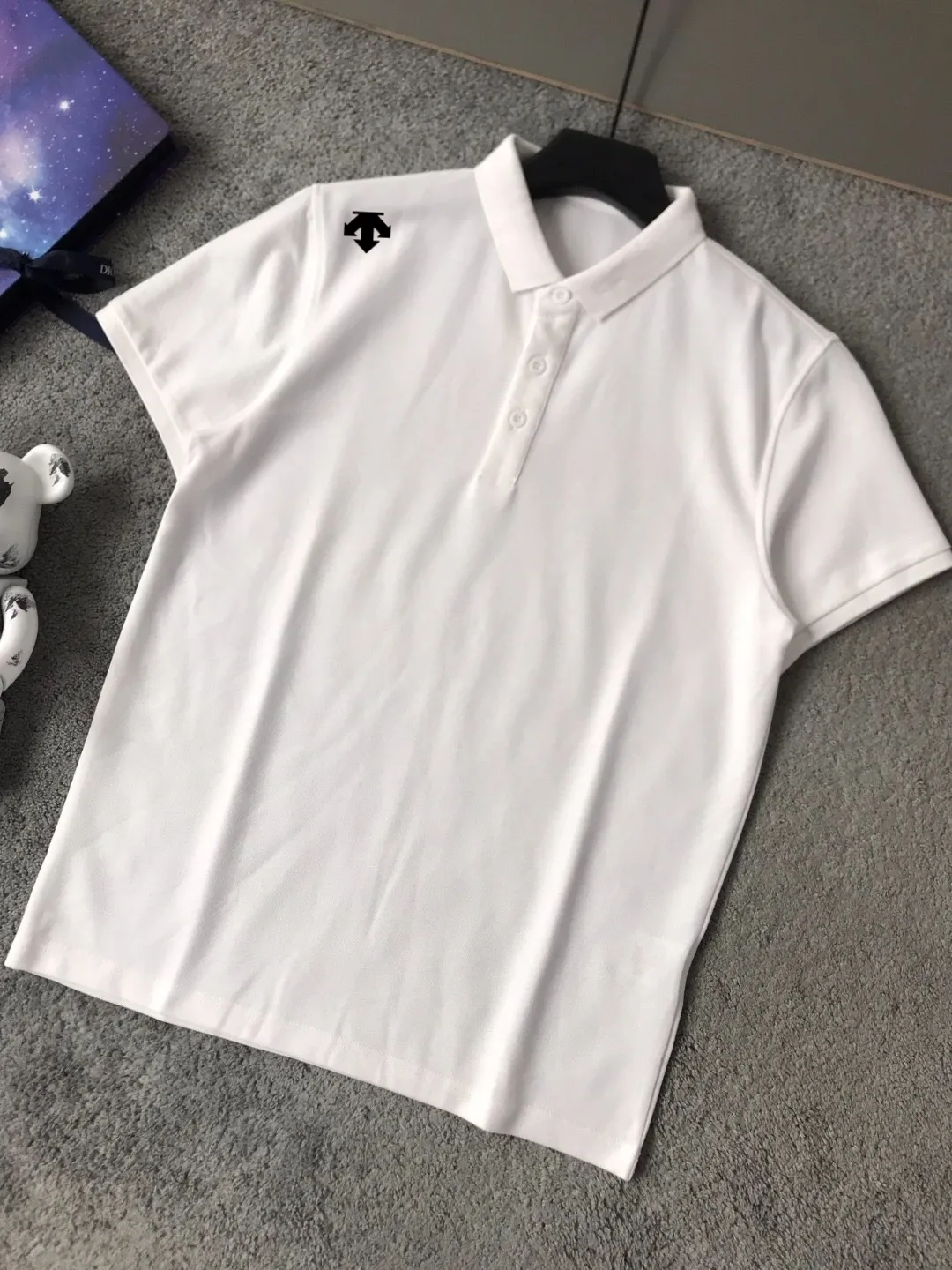 [Desante] Official website summer men's short-sleeved lapel polo shirt Premium T-shirt Official website synchronization Customized imported mercerized pique cotton fabric Comfortable to wear, silky Breathable Super heavy duty Chest logo design Versatile business casual style allows you to perfectly combine fashion, leisure and business! A must-have item for trendy men with a handsome upper body. Sizes: M-3XL