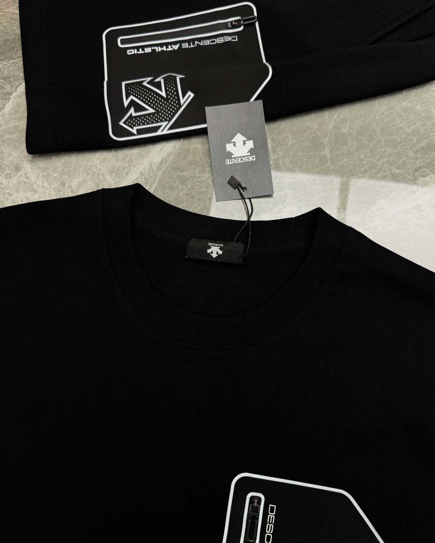A set of ⚜️Descente New Arrival summer suit. Same Style for men and women❤️Solid color. Pocket design. Brand graphic pockets on the chest and outer thighs. Zippered patch pockets are convenient for storing small items, improving practicality. The patch pockets are printed with brand logos for perfect recognition. The pure cotton material is soft and comfortable. Commonly found in sports T-shirts, jackets, etc., it is both functional and fashionable, and is suitable for daily sports or outdoor! Color: Black.White.Sizes: M-3XL (L is recommended for 175/140 pounds)