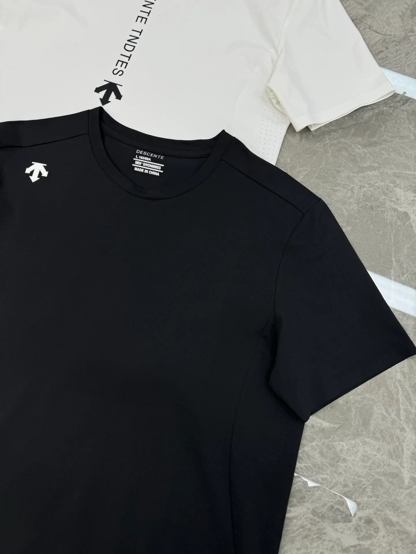 190 ⚜️DESCENT* DESCENT's new outdoor T-shirt Descent TRAINING Series solid color short-sleeved, using AERODRY+ dual-core quick-drying technology, ultra-light mesh fabric, breathable and sweat-absorbent, the body surface temperature can be reduced by 4.2°C during exercise! Honeycomb laser punching + 3D diversion groove on the back, super fast heat dissipation 💨 Simple round neck design, silicone LOGO on the chest, exquisite printing on the shoulders & hem, tailoring to fit the body shape, OK for running and fitness, super refreshing in summer! Color: Black.White.Sizes: M-3XL fit ❗️ (4XL can be customized) 175/140 catties recommended L