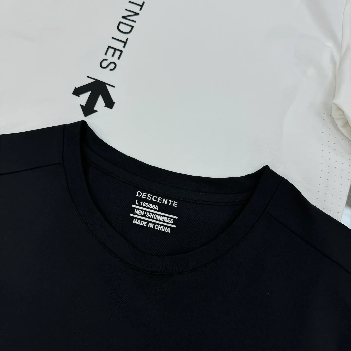 190 ⚜️DESCENT* DESCENT's new outdoor T-shirt Descent TRAINING Series solid color short-sleeved, using AERODRY+ dual-core quick-drying technology, ultra-light mesh fabric, breathable and sweat-absorbent, the body surface temperature can be reduced by 4.2°C during exercise! Honeycomb laser punching + 3D diversion groove on the back, super fast heat dissipation 💨 Simple round neck design, silicone LOGO on the chest, exquisite printing on the shoulders & hem, tailoring to fit the body shape, OK for running and fitness, super refreshing in summer! Color: Black.White.Sizes: M-3XL fit ❗️ (4XL can be customized) 175/140 catties recommended L