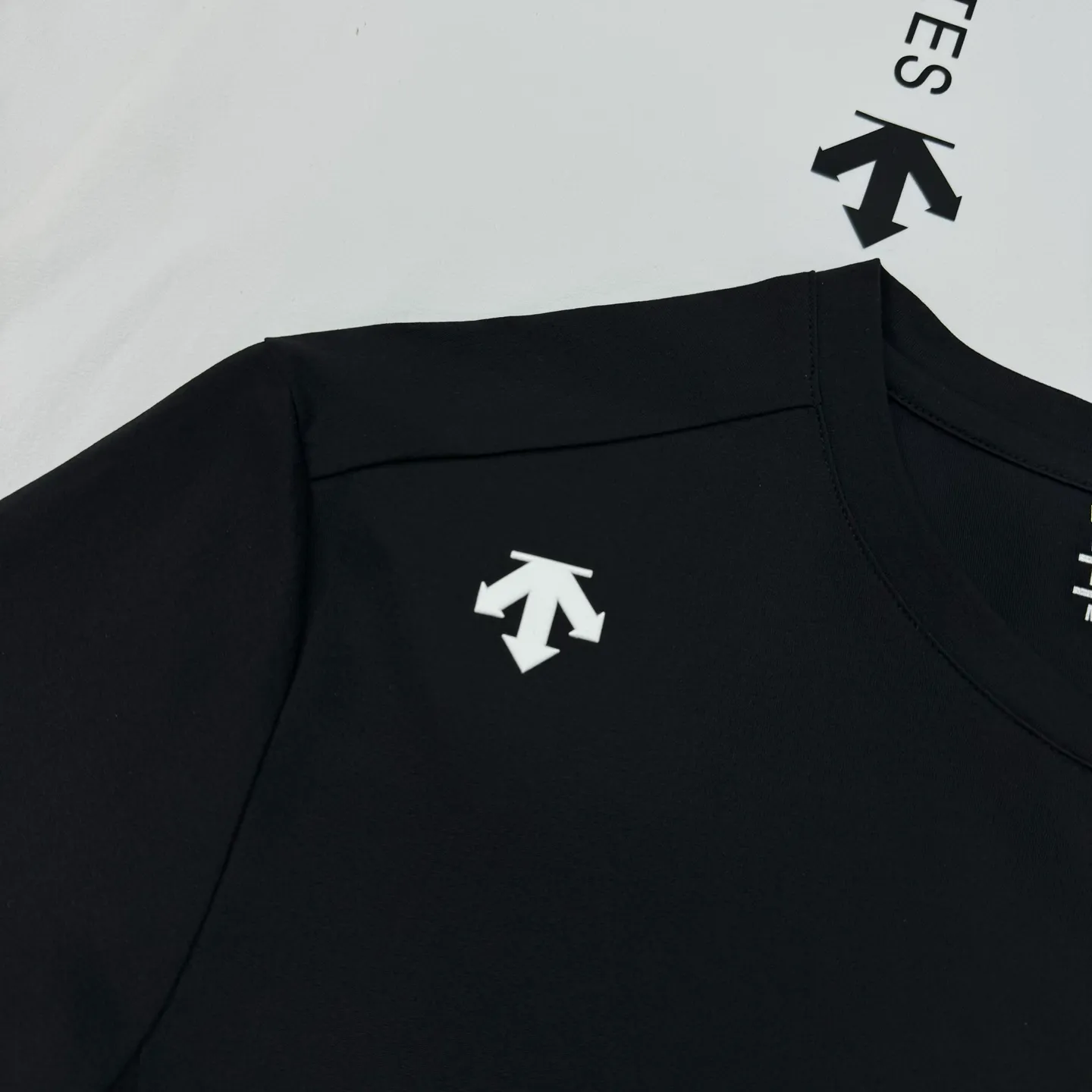 190 ⚜️DESCENT* DESCENT's new outdoor T-shirt Descent TRAINING Series solid color short-sleeved, using AERODRY+ dual-core quick-drying technology, ultra-light mesh fabric, breathable and sweat-absorbent, the body surface temperature can be reduced by 4.2°C during exercise! Honeycomb laser punching + 3D diversion groove on the back, super fast heat dissipation 💨 Simple round neck design, silicone LOGO on the chest, exquisite printing on the shoulders & hem, tailoring to fit the body shape, OK for running and fitness, super refreshing in summer! Color: Black.White.Sizes: M-3XL fit ❗️ (4XL can be customized) 175/140 catties recommended L
