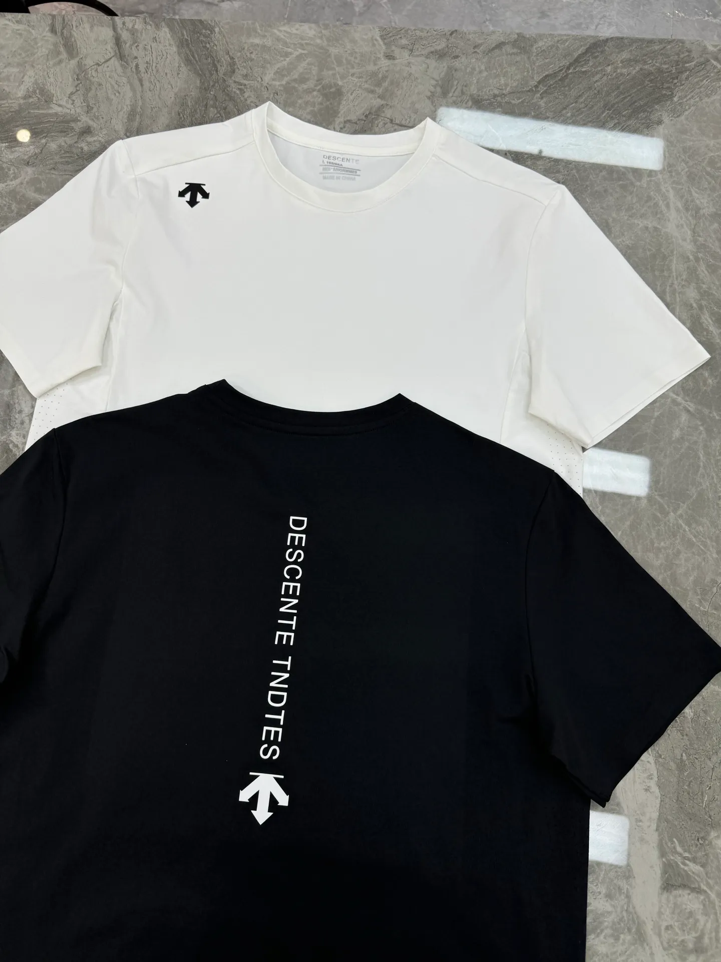 190 ⚜️DESCENT* DESCENT's new outdoor T-shirt Descent TRAINING Series solid color short-sleeved, using AERODRY+ dual-core quick-drying technology, ultra-light mesh fabric, breathable and sweat-absorbent, the body surface temperature can be reduced by 4.2°C during exercise! Honeycomb laser punching + 3D diversion groove on the back, super fast heat dissipation 💨 Simple round neck design, silicone LOGO on the chest, exquisite printing on the shoulders & hem, tailoring to fit the body shape, OK for running and fitness, super refreshing in summer! Color: Black.White.Sizes: M-3XL fit ❗️ (4XL can be customized) 175/140 catties recommended L