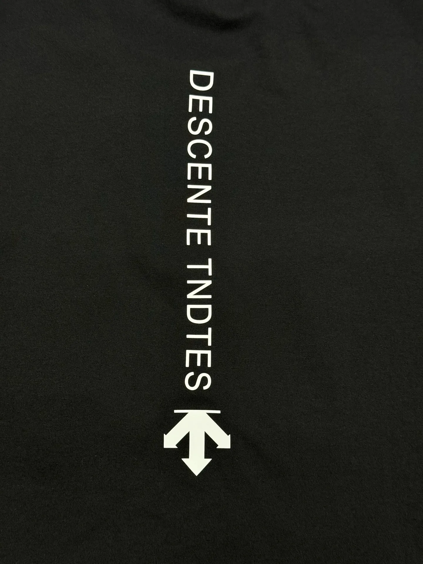 190 ⚜️DESCENT* DESCENT's new outdoor T-shirt Descent TRAINING Series solid color short-sleeved, using AERODRY+ dual-core quick-drying technology, ultra-light mesh fabric, breathable and sweat-absorbent, the body surface temperature can be reduced by 4.2°C during exercise! Honeycomb laser punching + 3D diversion groove on the back, super fast heat dissipation 💨 Simple round neck design, silicone LOGO on the chest, exquisite printing on the shoulders & hem, tailoring to fit the body shape, OK for running and fitness, super refreshing in summer! Color: Black.White.Sizes: M-3XL fit ❗️ (4XL can be customized) 175/140 catties recommended L