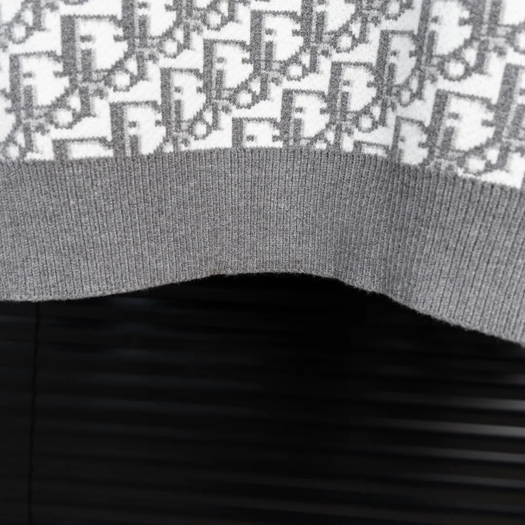 Style: Dior DIOR all-over horizontal stripe knitted sweater Size: S-XXL Fabric: Wool blend Accessories: A full set of customized original accessories