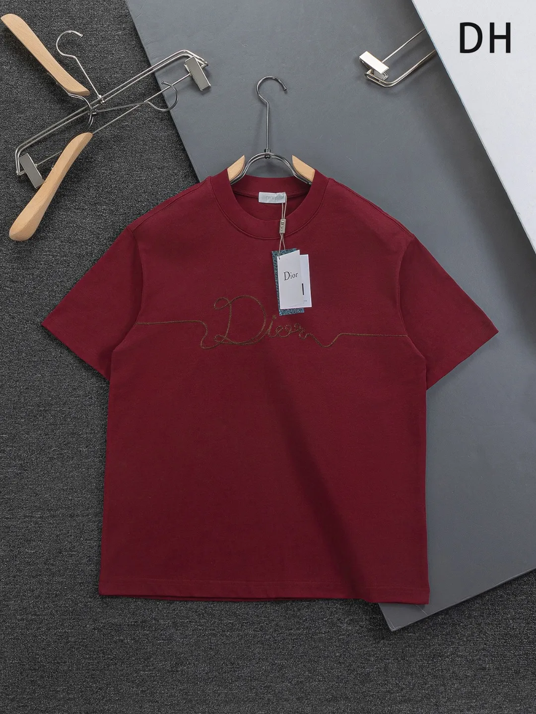 DIOR Dior dior CD S-XL Dior 26ss Classic Classic logo Ribbon 🪡 logo Same Style t ， ， Series， Logo Classic Obliave ， s ， ， obliqve ， v ， ， y …… ， ， Dior ！ ， ， ， Breathable ~ ！！ Same Style！ : Black White Red Size：S-XL ： S： 50- 56- 70 M： 52- 57- 72 L： 54- 59- 74 XL： 56- 62- 76
