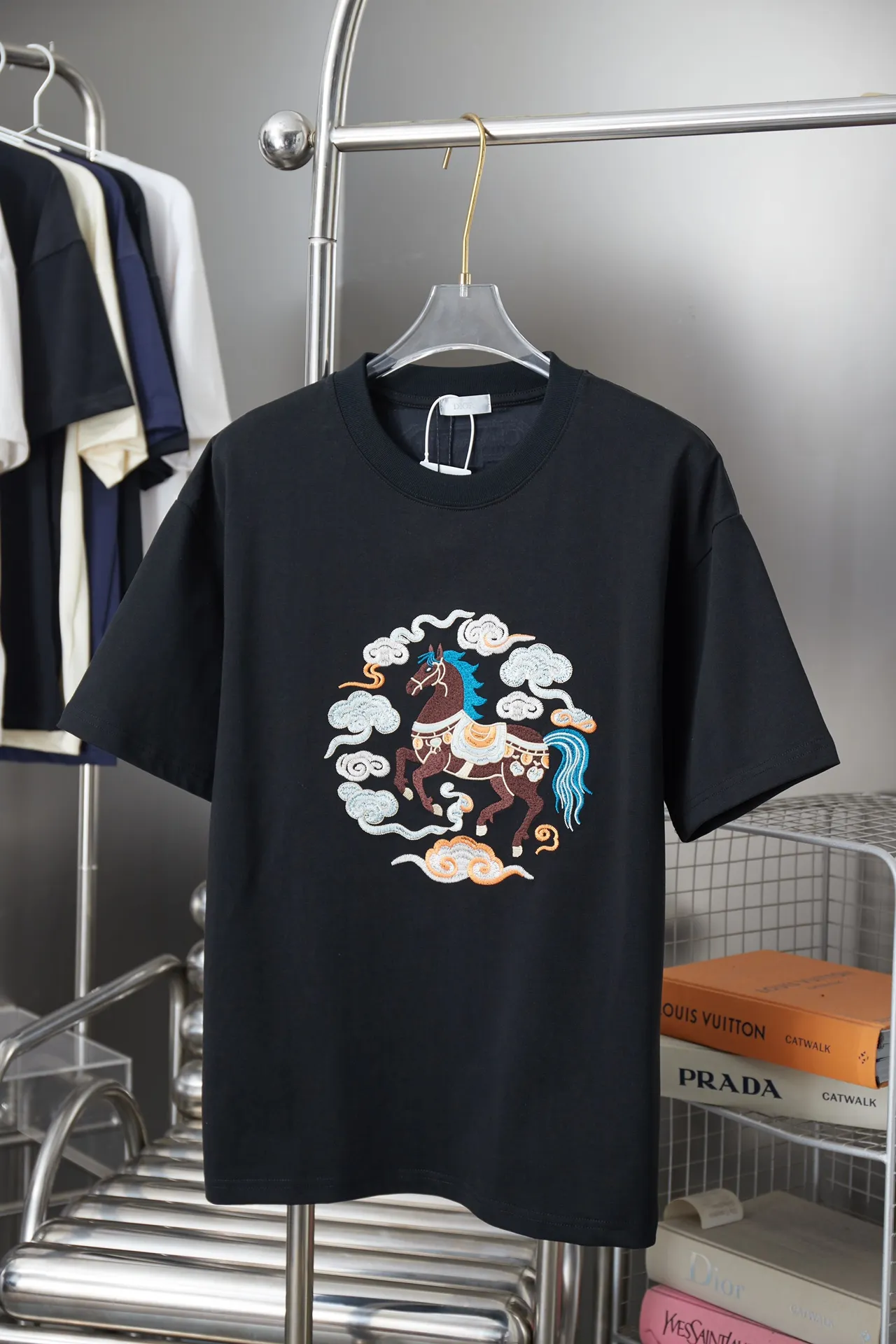 Christian Dior CD 26SS early spring Year of the Horse Limited Edition Peng Yun War Horse🐎logo embroidered short sleeves light luxury essential item for daily commuting for men and women correct version welcome to compare detailed features gram 100% pure cotton double yarn jersey fabric custom dyed in the same cylinder special thickened 32 pieces double ply 1X 1 thread imported Tadajima machine high-density embroidery double-needle stitching process Original main mark, washed tag, brand moisture-proof paper packaging Color: White/Black Size: S/M/L/XL