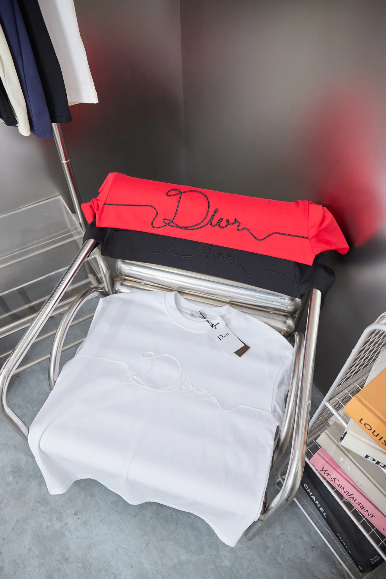 D＊or CD 26SS early spring New Arrival joint series embroidered logo icon printed short sleeves light luxury essential item for daily commuting for men and women correct version welcome to compare detailed features gram 100% pure cotton double yarn jersey fabric custom dyed in the same cylinder special thickened 32 count double ply 1X 1 thread imported Tajima machine rope embroidery embroidered letter logo double needle stitching cross-stitching Original main mark, washable tag, brand moisture-proof paper packaging Color: White/Black/Red Size: S/M/L/XL