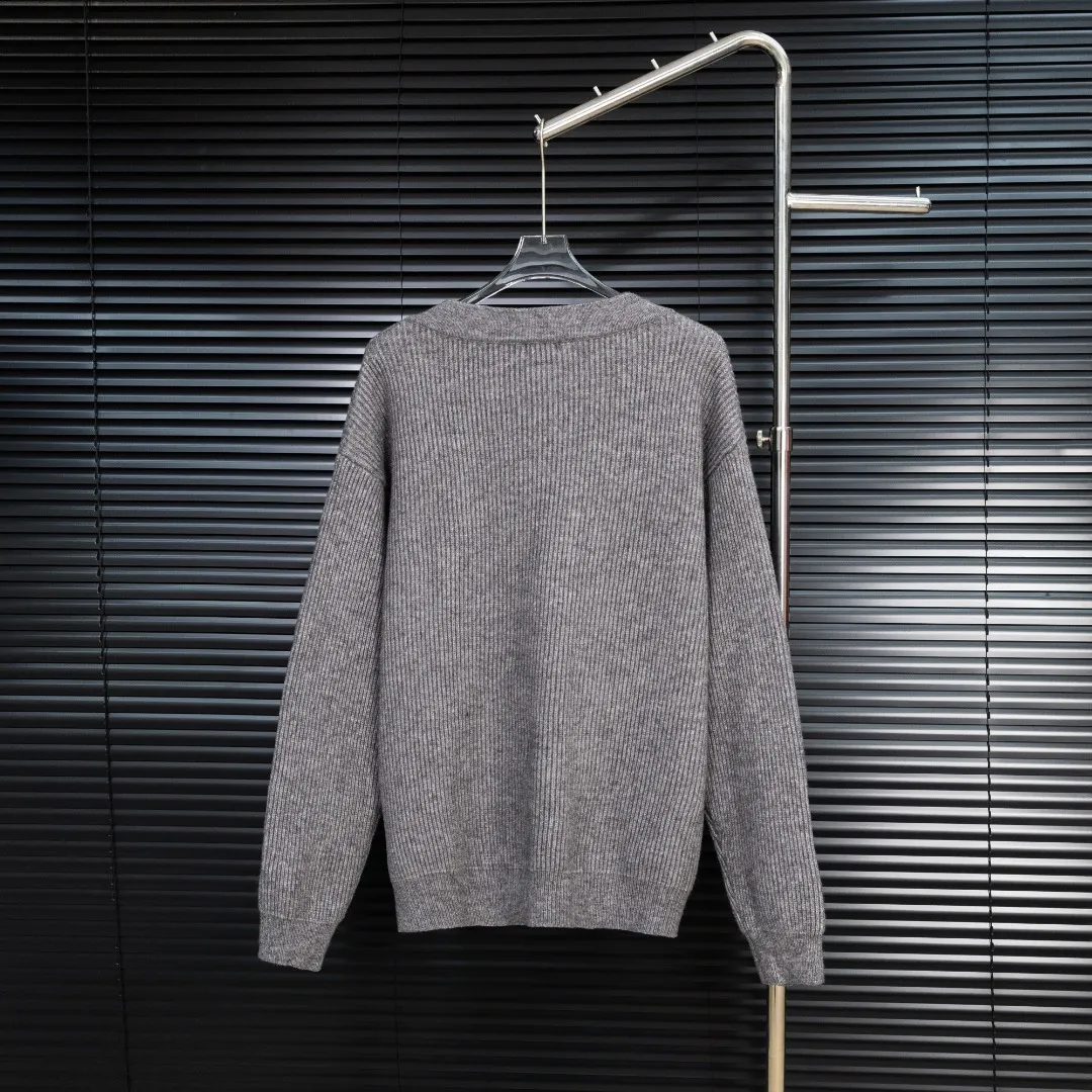 Style: Dior DIOR small label embroidered knitted sweater Size: S-XXL Fabric: Wool blend Accessories: Full set of customized original accessories