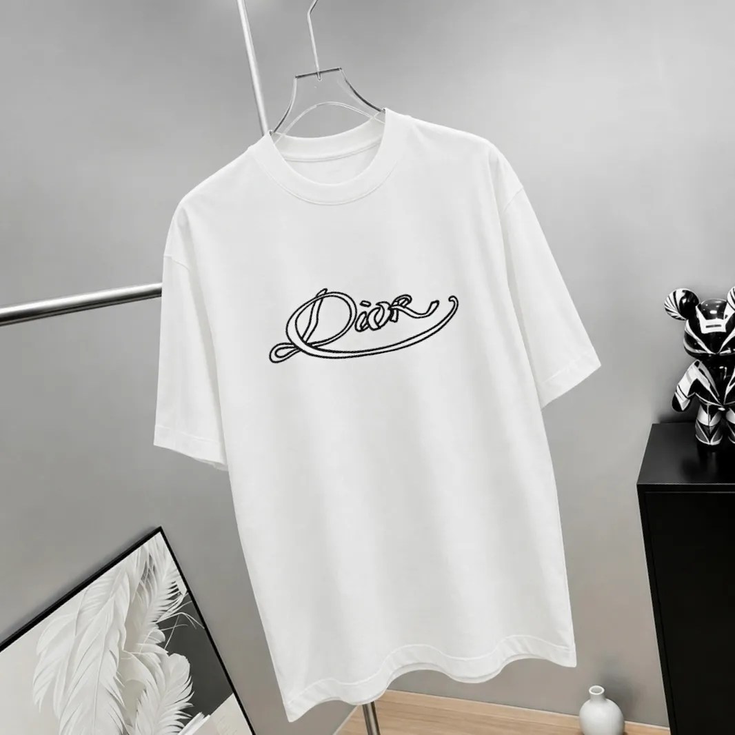 dio~ Dior letter signature embroidery, official Same Style "differentiated currency fabrics" Double yarn pure cotton, tight yarn short-sleeved tee upper body is very comfortable, Same Style half sleeves for men and women, dropped shoulders and loose fit Color: Black White Coffee Brown Size: S (90-130 pounds) M (125-150 pounds) L (135-165 pounds) XL (160-190 pounds) XXL (185 pounds)