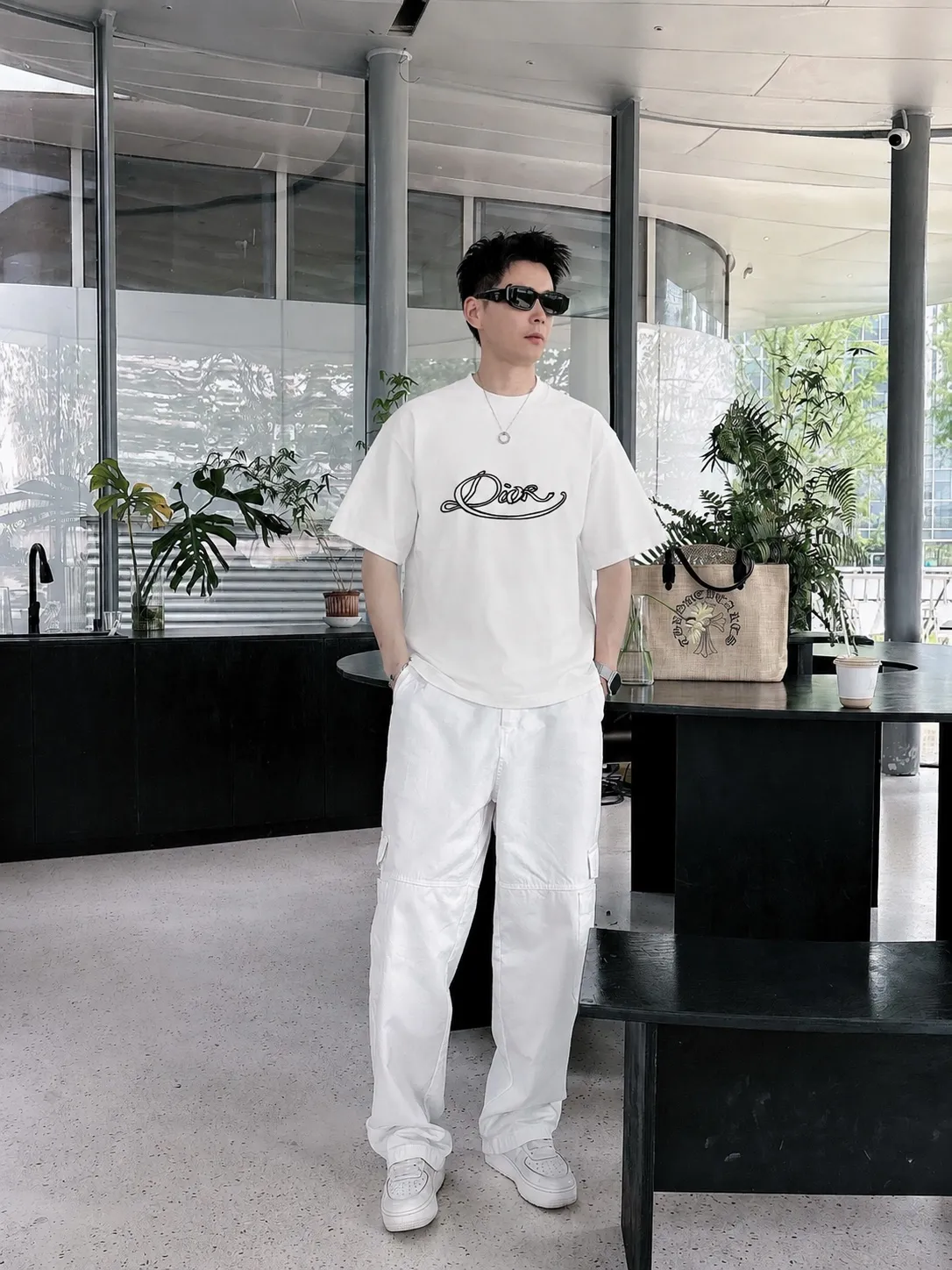 dio~ Dior letter signature embroidery, official Same Style "differentiated currency fabrics" Double yarn pure cotton, tight yarn short-sleeved tee upper body is very comfortable, Same Style half sleeves for men and women, dropped shoulders and loose fit Color: Black White Coffee Brown Size: S (90-130 pounds) M (125-150 pounds) L (135-165 pounds) XL (160-190 pounds) XXL (185 pounds)