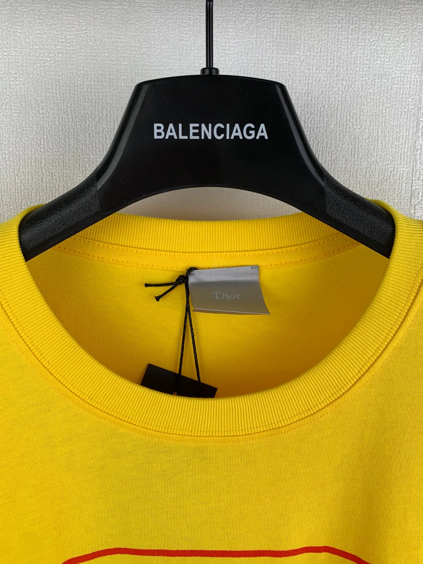 DIOR /Dior Dracula Yellow T Yellow +Red ， Bram Stoker 《Dracula>〉。 "DRACULA By Bram Stoker" ，Retro ， Dior ， 。 ， Breathable， ， 。 Jonathan Anderson ， ， ! ！ ：Yellow Sizes：S M L XL