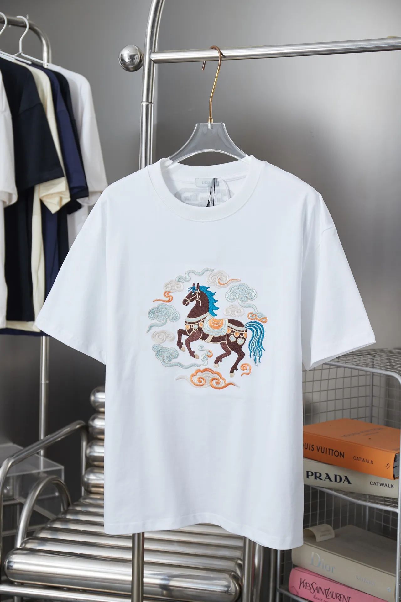 Christian Dior CD 26SS early spring Year of the Horse Limited Edition Peng Yun War Horse🐎logo embroidered short sleeves light luxury essential item for daily commuting for men and women correct version welcome to compare detailed features gram 100% pure cotton double yarn jersey fabric custom dyed in the same cylinder special thickened 32 pieces double ply 1X 1 thread imported Tadajima machine high-density embroidery double-needle stitching process Original main mark, washed tag, brand moisture-proof paper packaging Color: White/Black Size: S/M/L/XL