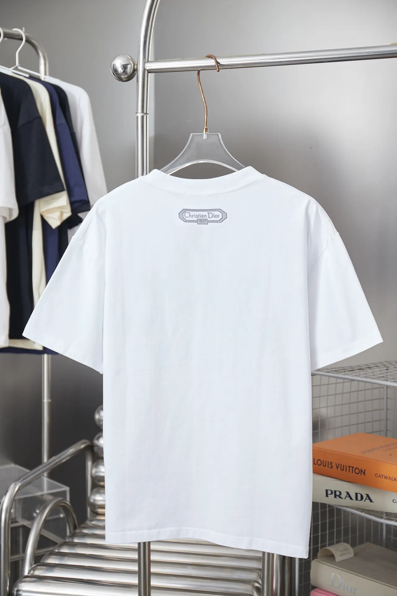Christian Dior CD 26SS early spring Year of the Horse Limited Edition Peng Yun War Horse🐎logo embroidered short sleeves light luxury essential item for daily commuting for men and women correct version welcome to compare detailed features gram 100% pure cotton double yarn jersey fabric custom dyed in the same cylinder special thickened 32 pieces double ply 1X 1 thread imported Tadajima machine high-density embroidery double-needle stitching process Original main mark, washed tag, brand moisture-proof paper packaging Color: White/Black Size: S/M/L/XL