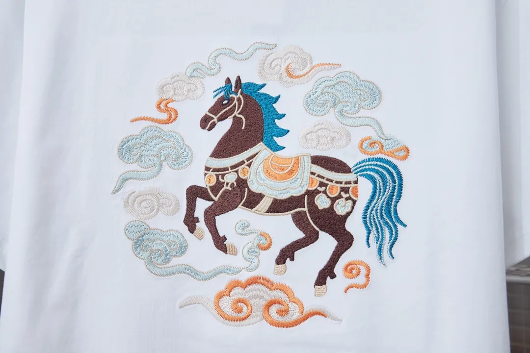 Christian Dior CD 26SS early spring Year of the Horse Limited Edition Peng Yun War Horse🐎logo embroidered short sleeves light luxury essential item for daily commuting for men and women correct version welcome to compare detailed features gram 100% pure cotton double yarn jersey fabric custom dyed in the same cylinder special thickened 32 pieces double ply 1X 1 thread imported Tadajima machine high-density embroidery double-needle stitching process Original main mark, washed tag, brand moisture-proof paper packaging Color: White/Black Size: S/M/L/XL