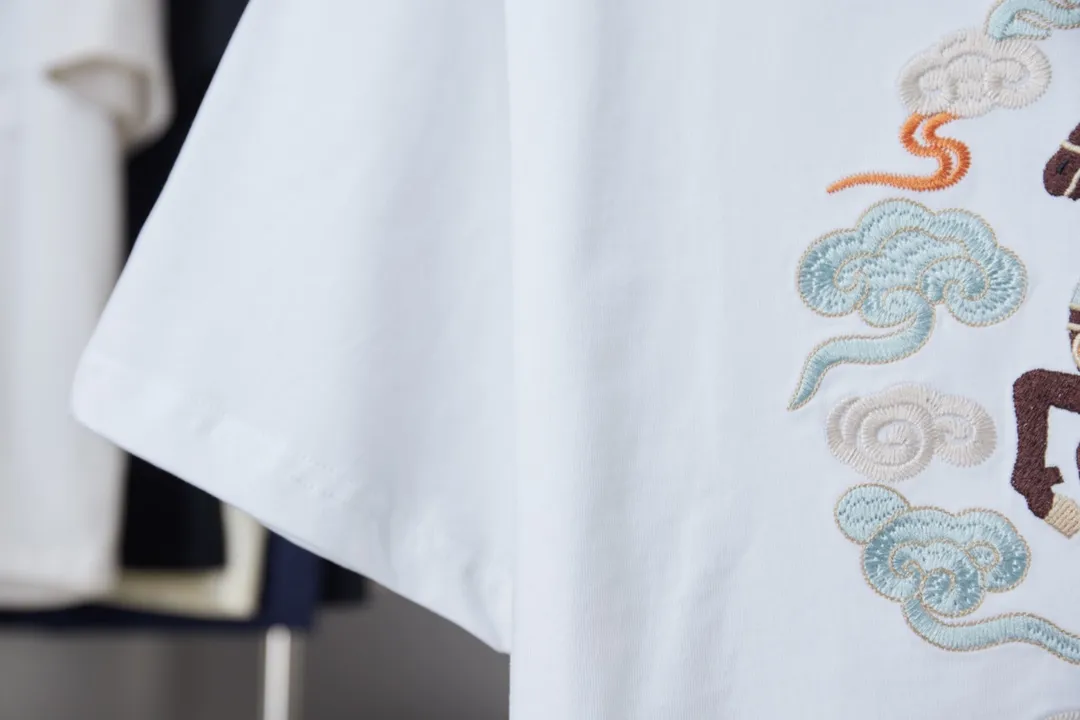 Christian Dior CD 26SS early spring Year of the Horse Limited Edition Peng Yun War Horse🐎logo embroidered short sleeves light luxury essential item for daily commuting for men and women correct version welcome to compare detailed features gram 100% pure cotton double yarn jersey fabric custom dyed in the same cylinder special thickened 32 pieces double ply 1X 1 thread imported Tadajima machine high-density embroidery double-needle stitching process Original main mark, washed tag, brand moisture-proof paper packaging Color: White/Black Size: S/M/L/XL
