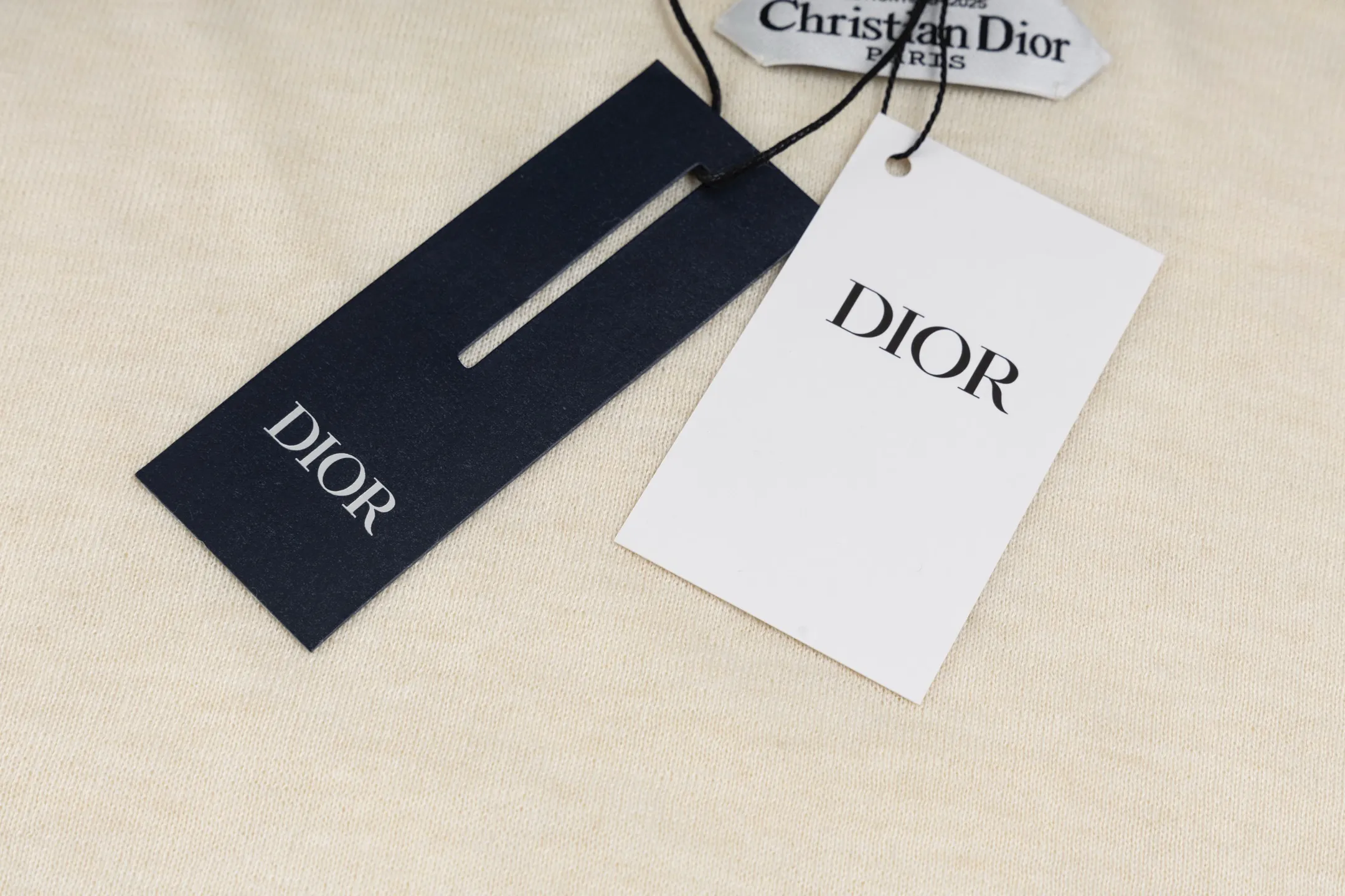 】 CD 25FW （ ） ， 。 ， 。 ， Classic 。 、 ， Breathable ， 。 ， 、 ， ， 。 ， ；Black White ， 。 ， 。 Size:XS-S-M-L
