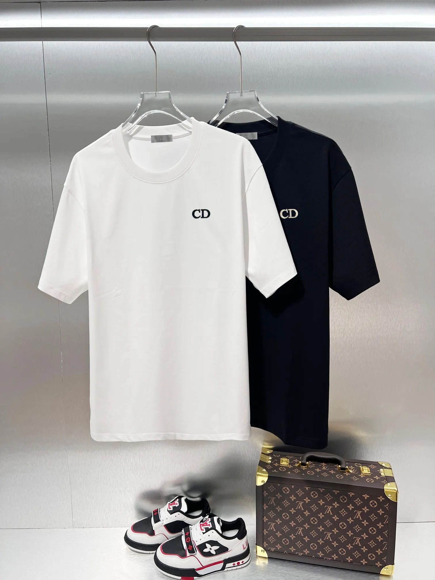 DIOR*Dior Classic short-sleeved T-shirt with embroidered letter logo on the chest✅Boutique top quality craftsmanship‼ Complete three standards ● Gram pure cotton ● Imported embroidery ● Pure cotton fabric ● Customized 1:1 trademark ● Slightly loose version ● Size: XS S M L XL