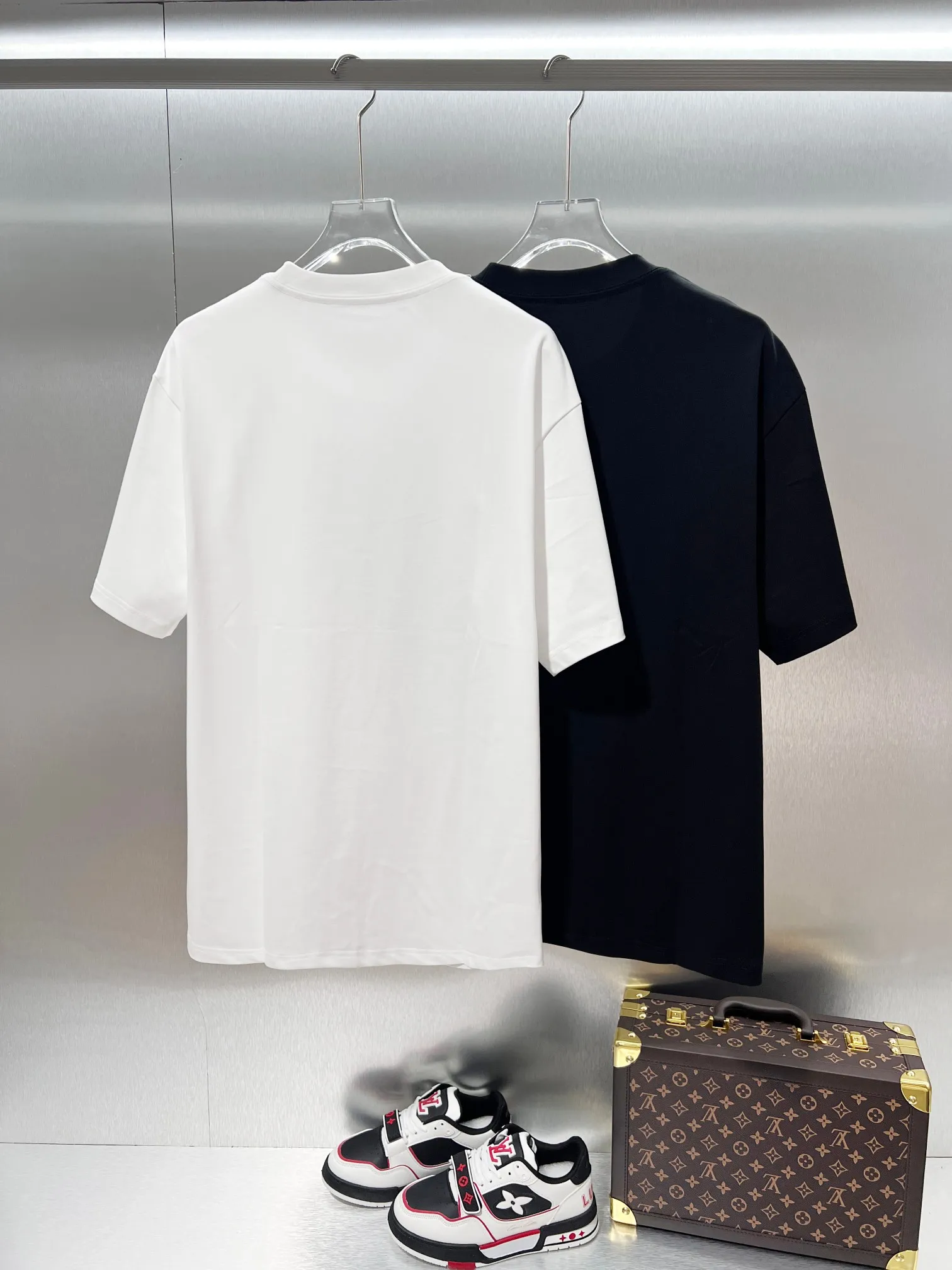 DIOR*Dior Classic short-sleeved T-shirt with embroidered letter logo on the chest✅Boutique top quality craftsmanship‼ Complete three standards ● Gram pure cotton ● Imported embroidery ● Pure cotton fabric ● Customized 1:1 trademark ● Slightly loose version ● Size: XS S M L XL