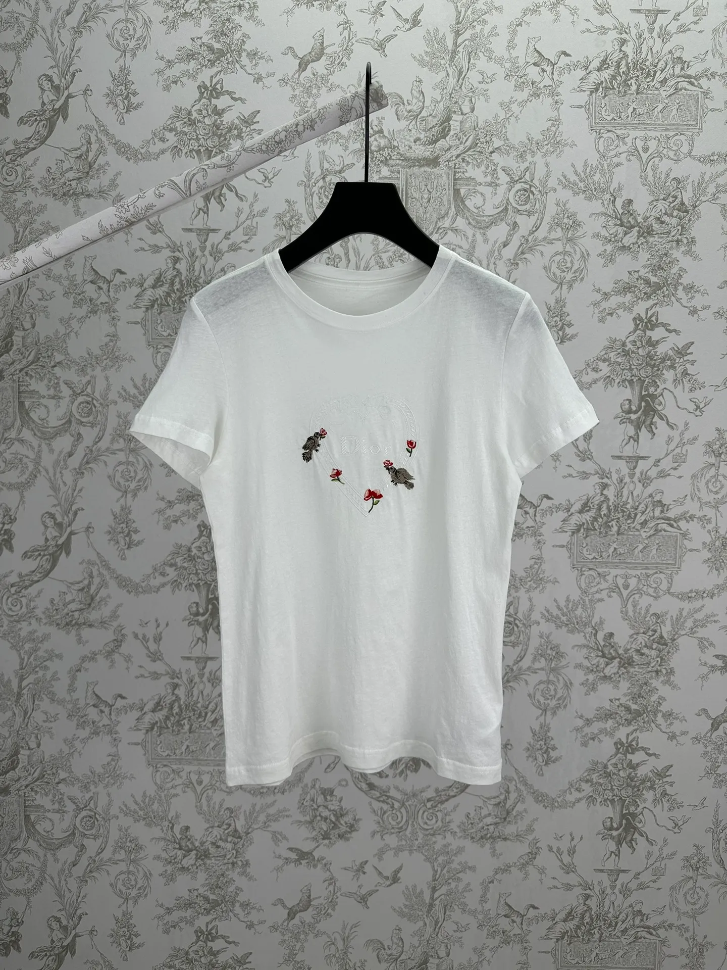 25ss New Arrival Dioramour T White Doves & Roses · (Jonathan Anderson) ， Dioramour Series Doves & Roses 。 White ， ， Dior 。 ， Dioramour Series 。 Sizes：S.M.L.