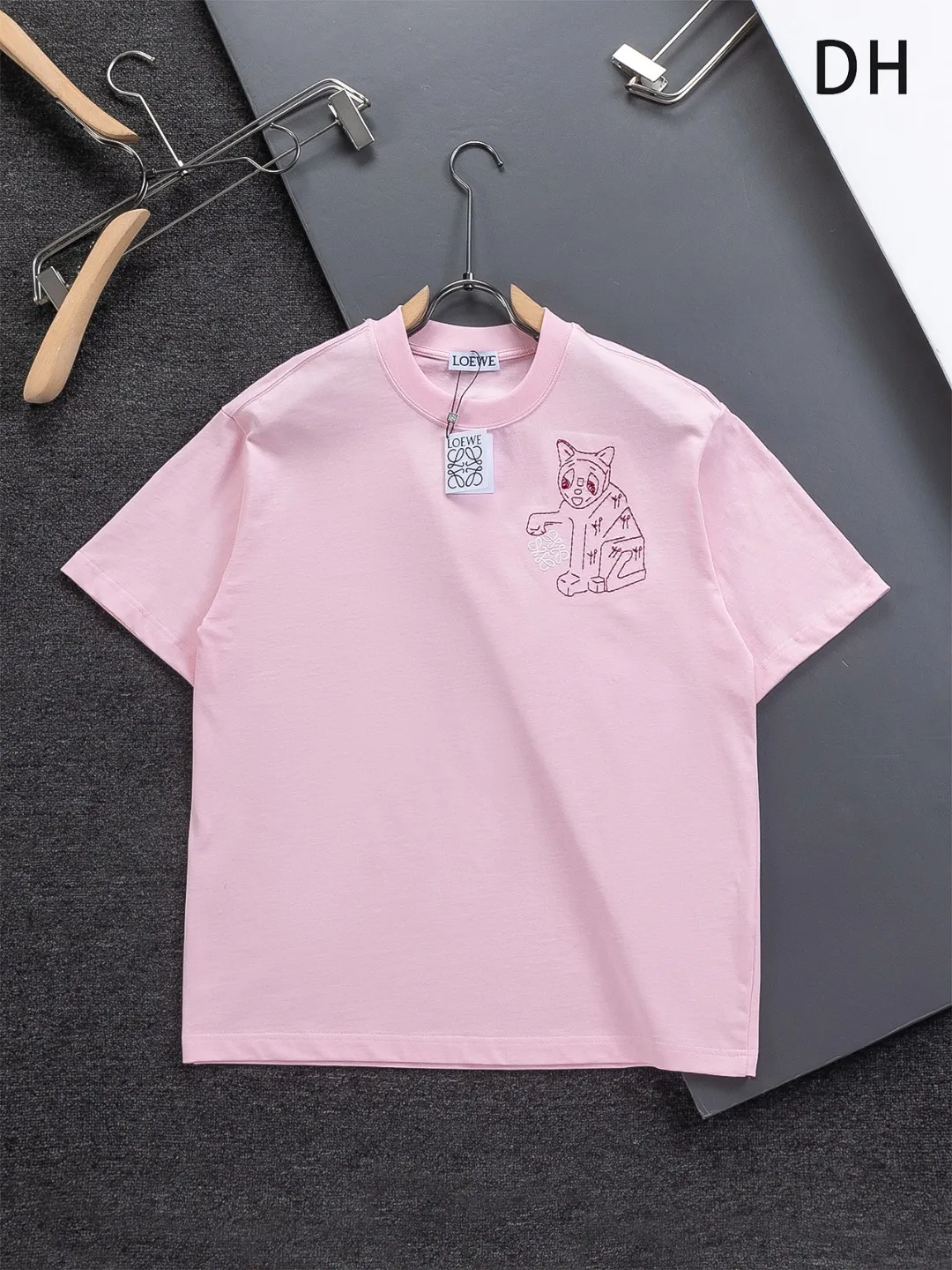 DIOR Dior dior CD S-XL Dior 26ss LOEWE X Louis Wain 🐱🪡 logo ， LOEWE Louis Wain ， ! ， ， 。 、 ， g Quality ， s ， ， ， y …… ， ， Dior ！ ， ， ， Breathable ~ ！！ Same Style！ : Black White Pink Size：S-XL ： S： 50- 56- 70 M： 52- 57- 72 L： 54- 59- 74 XL： 56- 62- 76