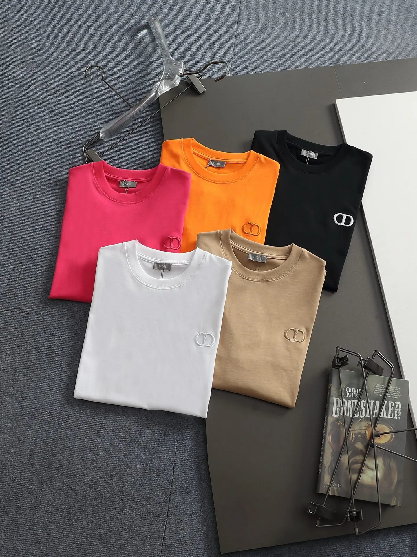 DIOR CD Classic 🪡 Logo ， Retro Same Style T Versatile : Black White Orange Red Khaki Size：XS~L