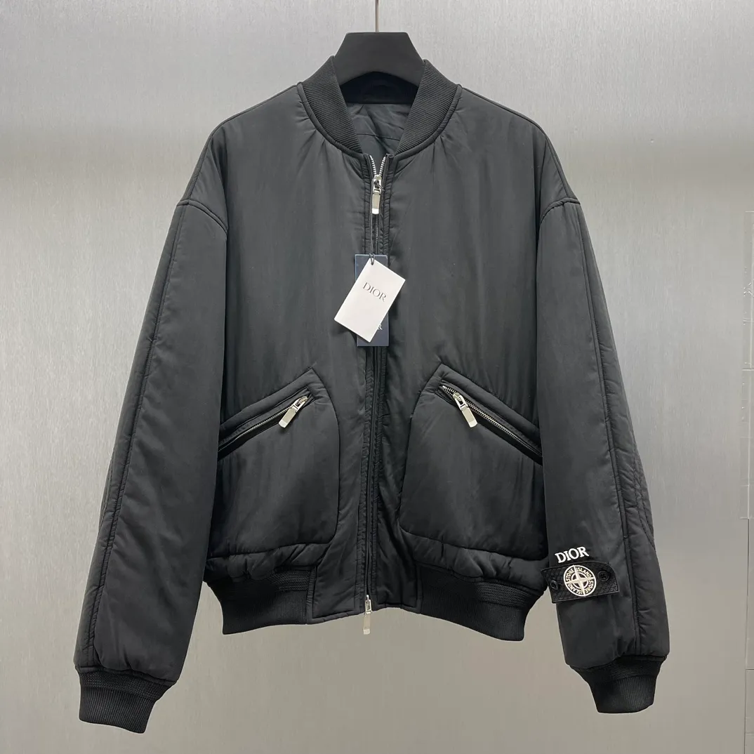 CD Black SIZE : S-XL DIOR AND STONE ISLAND Series， ， Dior 。 Black ， 。 ， Dior DIOR AND STONE ISLAND 。 Series ， 。 DIOR AND STONE ISLAND ， Dior 、 51% ，49%