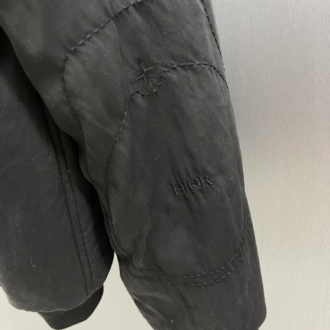 CD Black SIZE : S-XL DIOR AND STONE ISLAND Series， ， Dior 。 Black ， 。 ， Dior DIOR AND STONE ISLAND 。 Series ， 。 DIOR AND STONE ISLAND ， Dior 、 51% ，49%