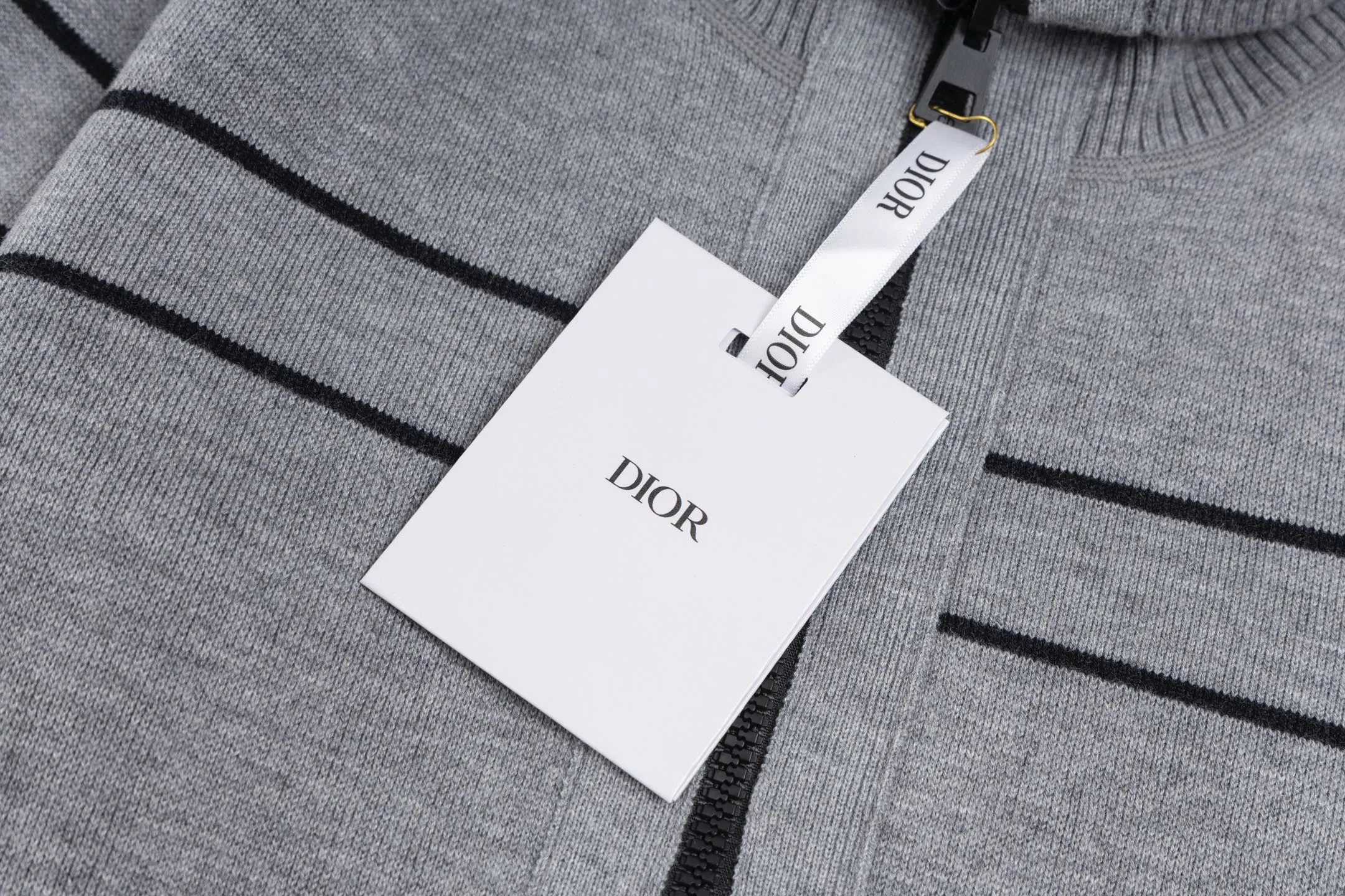 CD 25FW 【Gray】 32,000 ， ，DIOR Classic ， ： Gray ， Oblique 。 ， 。 、 ， 。 。 ， 。 Series Oblique ， ， DIOR 。 Size:S/M/L