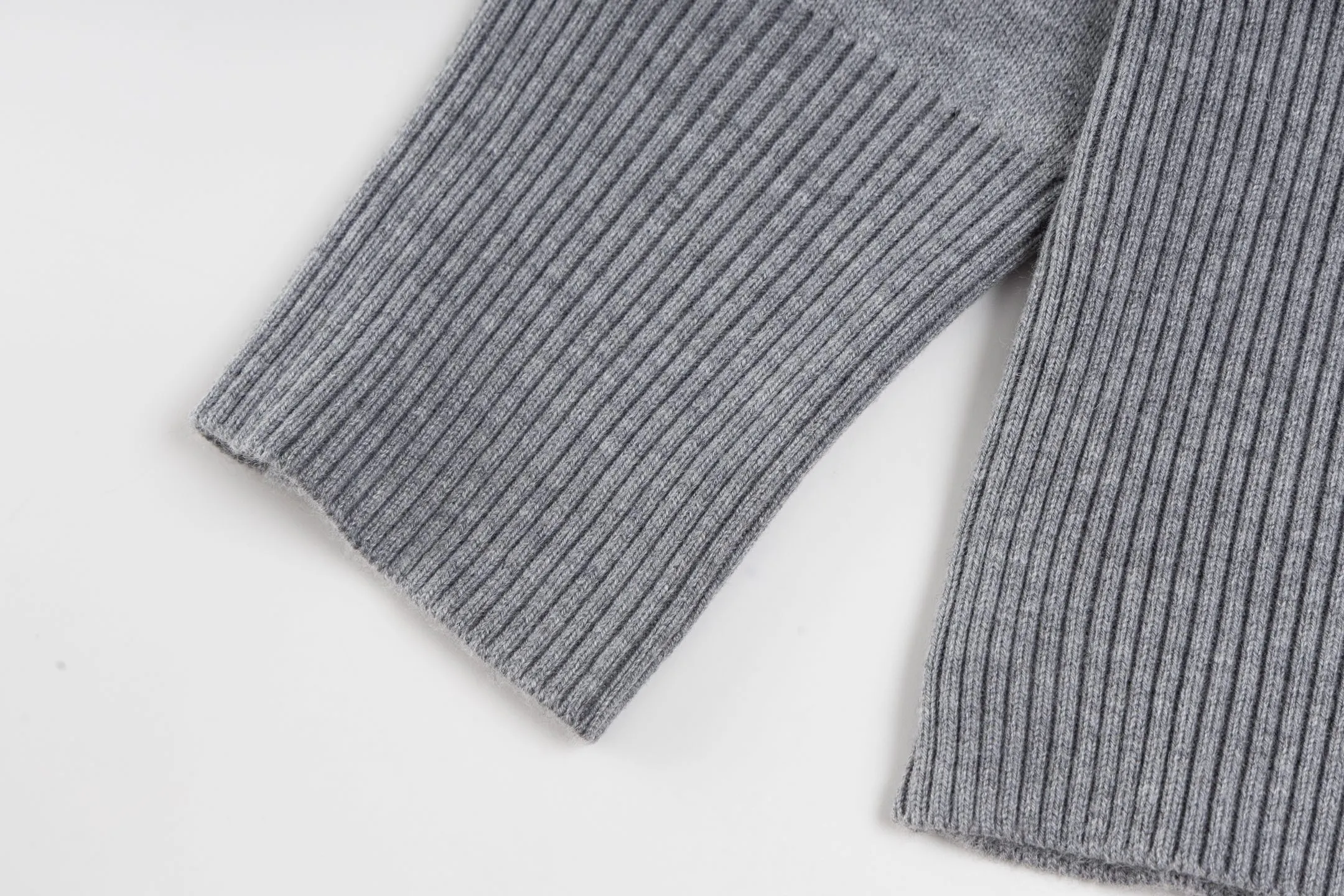 CD 25FW 【Gray】 32,000 ， ，DIOR Classic ， ： Gray ， Oblique 。 ， 。 、 ， 。 。 ， 。 Series Oblique ， ， DIOR 。 Size:S/M/L