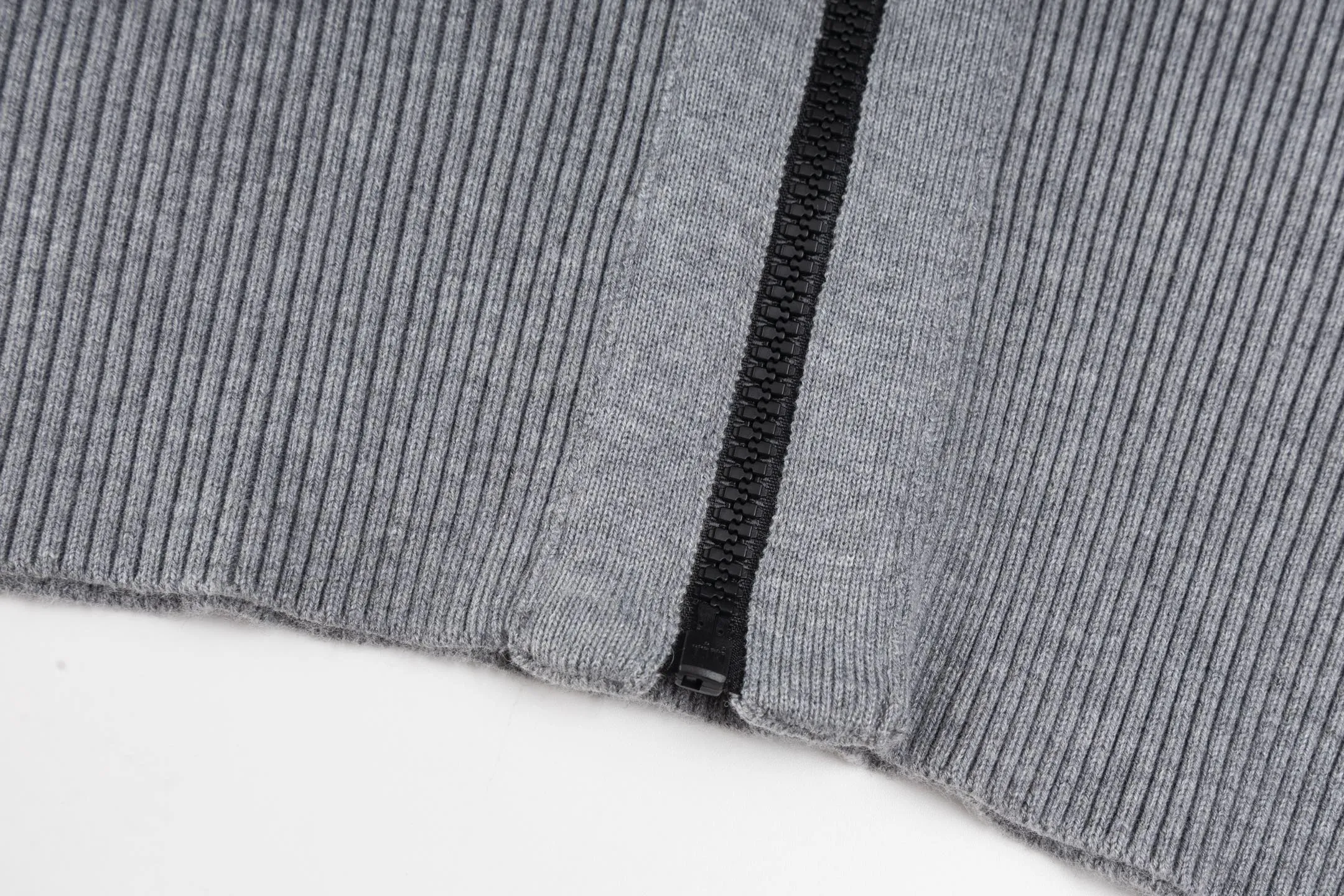 CD 25FW 【Gray】 32,000 ， ，DIOR Classic ， ： Gray ， Oblique 。 ， 。 、 ， 。 。 ， 。 Series Oblique ， ， DIOR 。 Size:S/M/L