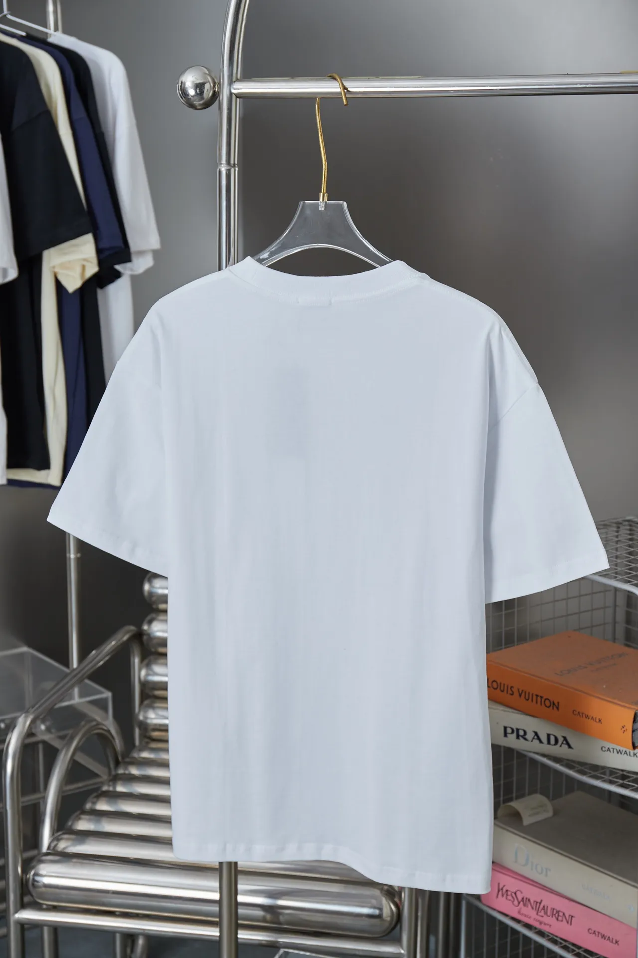 D＊or CD 26SS Early Spring New Arrival Joint Series Silver Pink Printed Short Sleeve Light Luxury Essential Item for Daily Commuting for Men and Women Correct Version Welcome to Compare Detailed Features Gram 100% pure cotton double yarn jersey fabric Custom dyed in the same vat with special thickened 32 count double ply 1 Original main mark, washed tag, brand moisture-proof paper packaging Color: White Size: S/M/L/XL