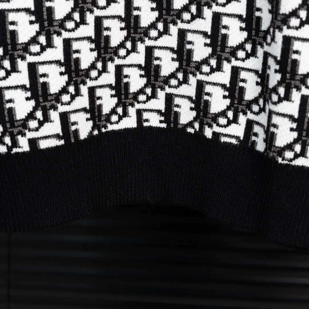 Style: Dior DIOR all-over horizontal stripe knitted sweater Size: S-XXL Fabric: Wool blend Accessories: A full set of customized original accessories