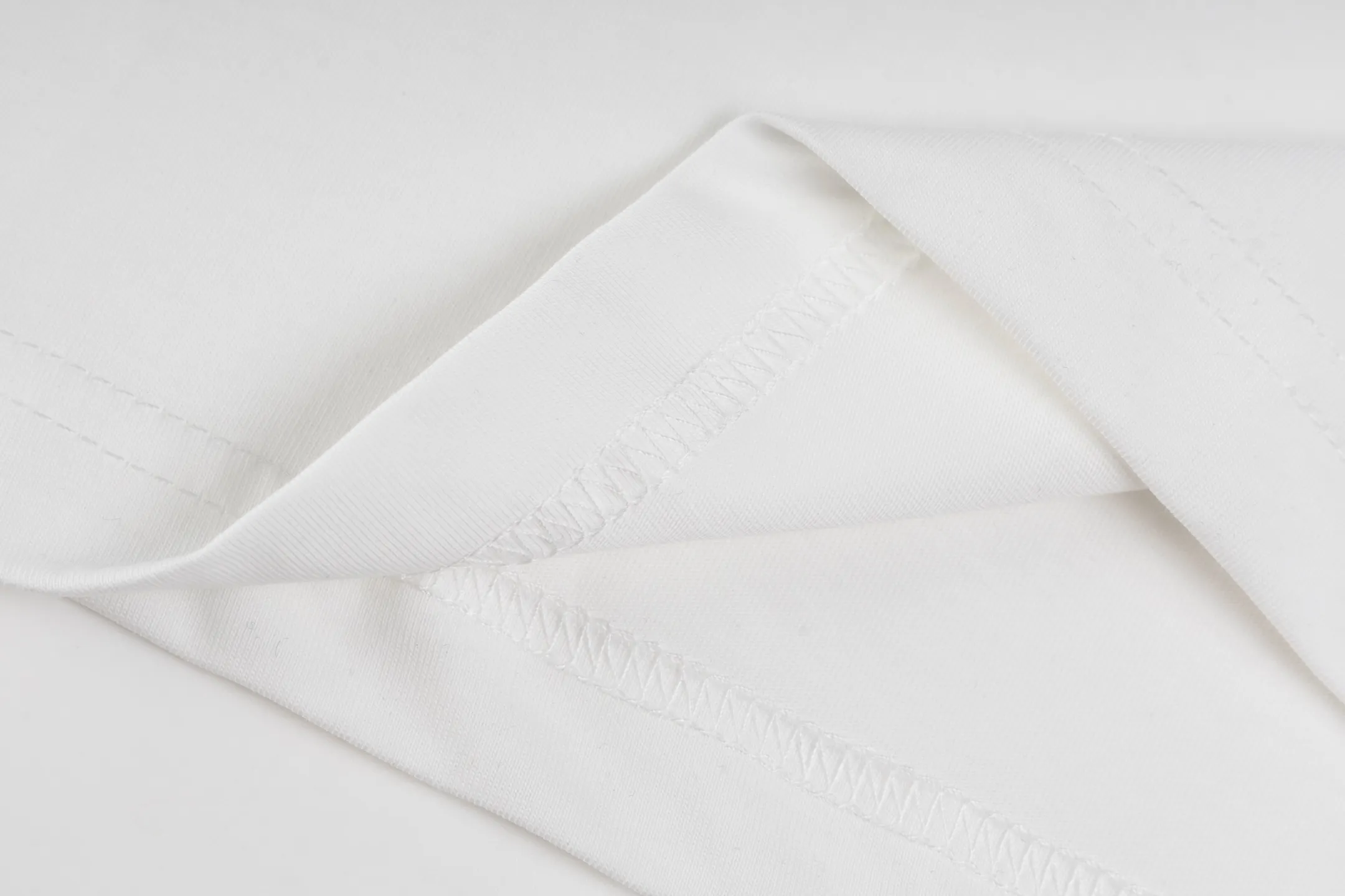 【 】 CD （White） 24S 185g ， 32S g 。 T Series ， 。 White ， 。 ， 。 24 ， ， Quality 。 ， 、Breathable 、 、 ； 、 、 。 ， ； 。 。 ， 。 Size:XS-S-M-L