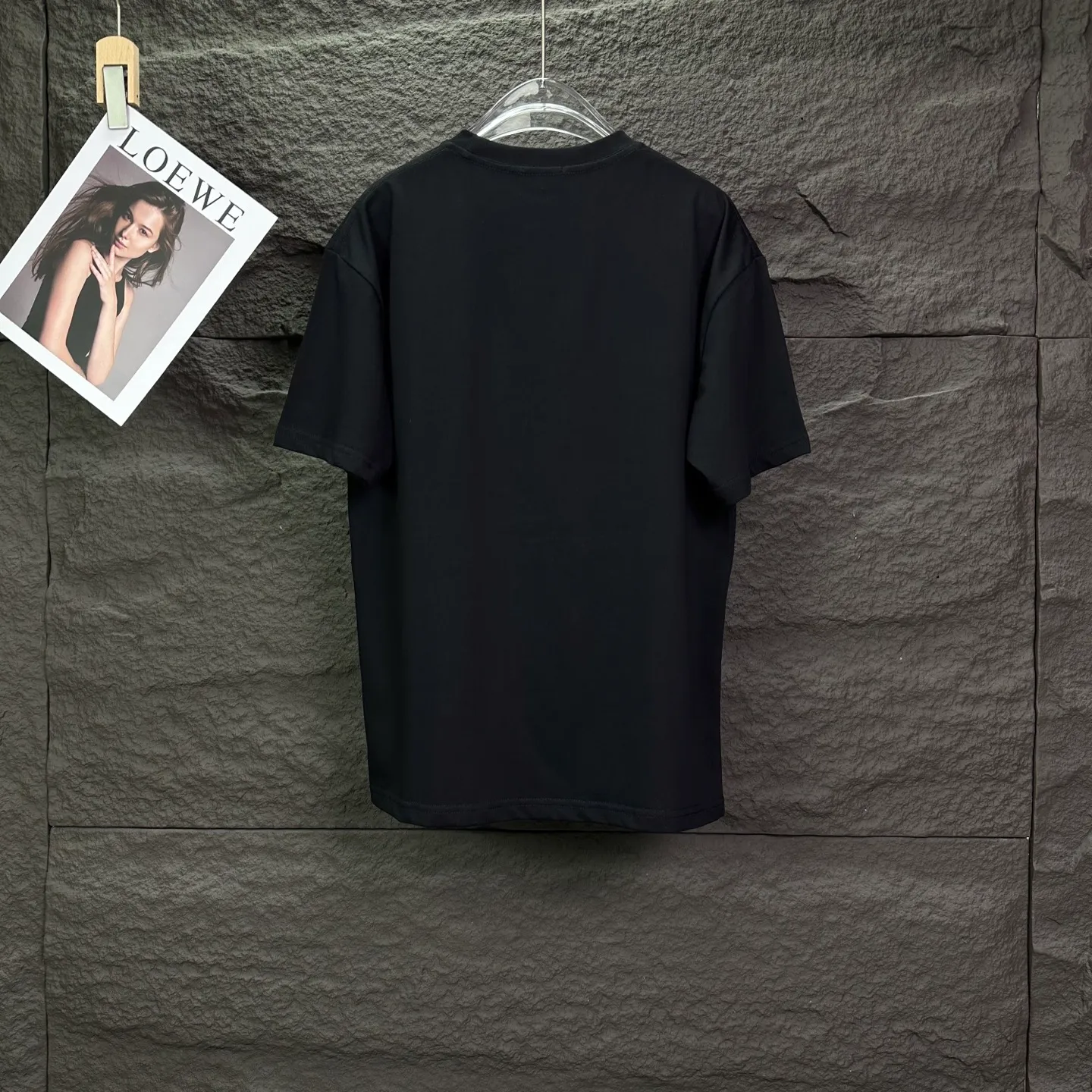 Dior 2026 New Arrival badge printed embroidered letters couple short-sleeved T-shirt High version High version Original fabric Digital direct printing technology Internet celebrity Same Style High version High Quality😘😘 The fabric is made of heavy weight double yarn pure cotton fabric. It feels super comfortable, fashionable and personalized. Super Versatile. A good-looking T-shirt. Very suitable for both men and women. A must-have for everyone. Packaging, tag, collar label, washed wheat, complete👍 Color: Black, White Size: S-XL