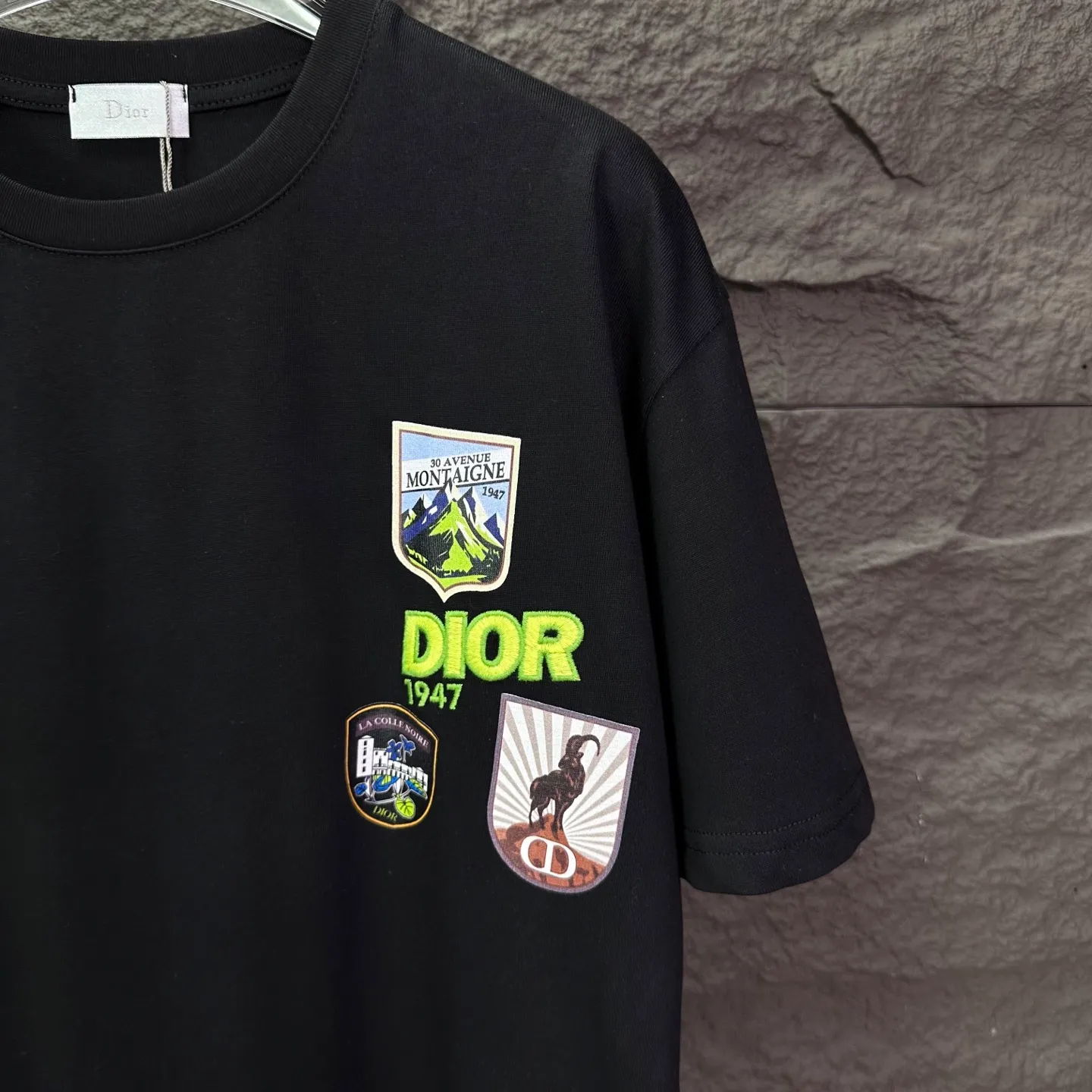 Dior 2026 New Arrival badge printed embroidered letters couple short-sleeved T-shirt High version High version Original fabric Digital direct printing technology Internet celebrity Same Style High version High Quality😘😘 The fabric is made of heavy weight double yarn pure cotton fabric. It feels super comfortable, fashionable and personalized. Super Versatile. A good-looking T-shirt. Very suitable for both men and women. A must-have for everyone. Packaging, tag, collar label, washed wheat, complete👍 Color: Black, White Size: S-XL