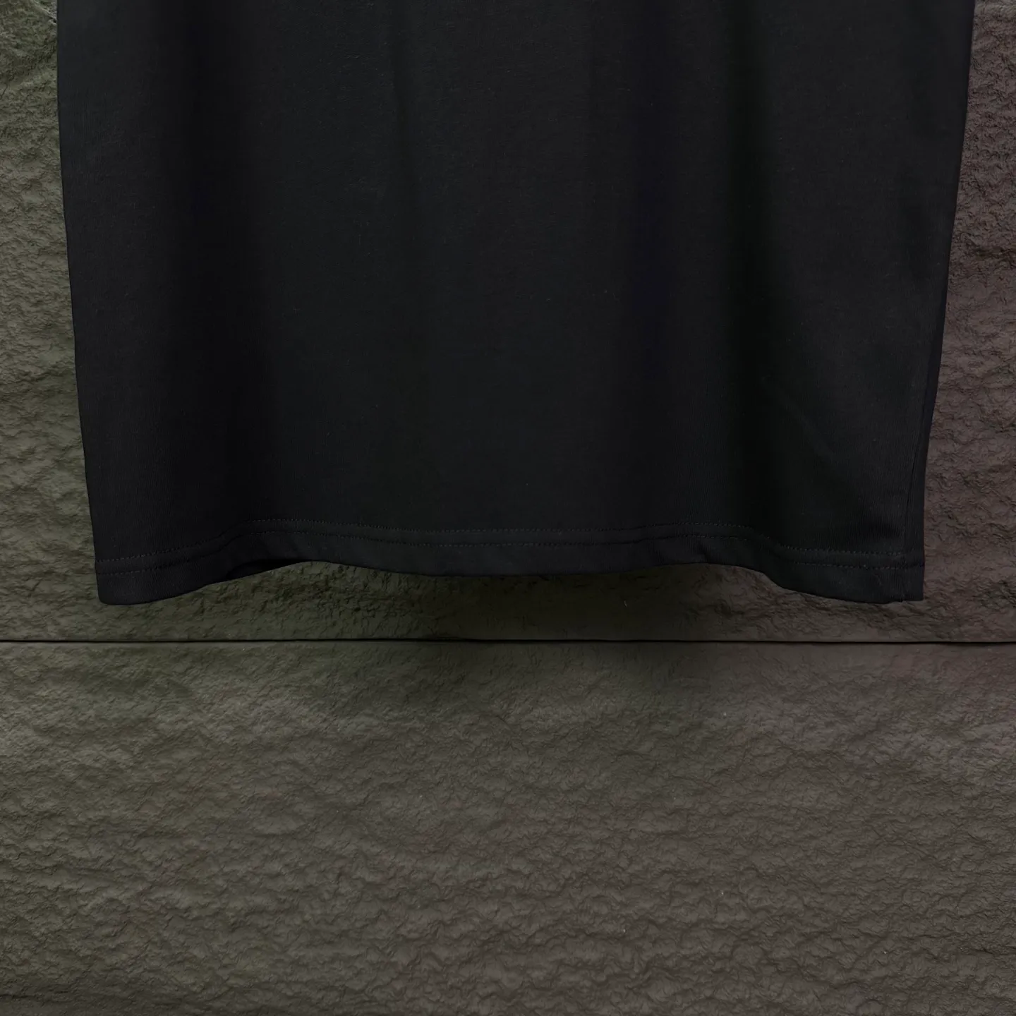Dior 2026 New Arrival badge printed embroidered letters couple short-sleeved T-shirt High version High version Original fabric Digital direct printing technology Internet celebrity Same Style High version High Quality😘😘 The fabric is made of heavy weight double yarn pure cotton fabric. It feels super comfortable, fashionable and personalized. Super Versatile. A good-looking T-shirt. Very suitable for both men and women. A must-have for everyone. Packaging, tag, collar label, washed wheat, complete👍 Color: Black, White Size: S-XL