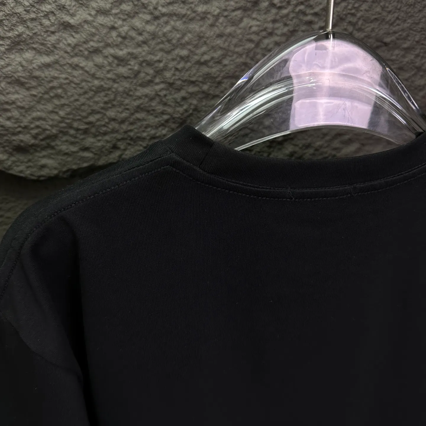 Dior 2026 New Arrival badge printed embroidered letters couple short-sleeved T-shirt High version High version Original fabric Digital direct printing technology Internet celebrity Same Style High version High Quality😘😘 The fabric is made of heavy weight double yarn pure cotton fabric. It feels super comfortable, fashionable and personalized. Super Versatile. A good-looking T-shirt. Very suitable for both men and women. A must-have for everyone. Packaging, tag, collar label, washed wheat, complete👍 Color: Black, White Size: S-XL