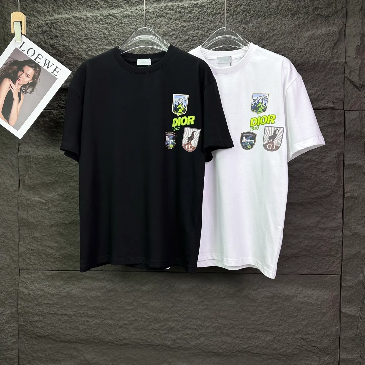 Dior 2026 New Arrival badge printed embroidered letters couple short-sleeved T-shirt High version High version Original fabric Digital direct printing technology Internet celebrity Same Style High version High Quality😘😘 The fabric is made of heavy weight double yarn pure cotton fabric. It feels super comfortable, fashionable and personalized. Super Versatile. A good-looking T-shirt. Very suitable for both men and women. A must-have for everyone. Packaging, tag, collar label, washed wheat, complete👍 Color: Black, White Size: S-XL