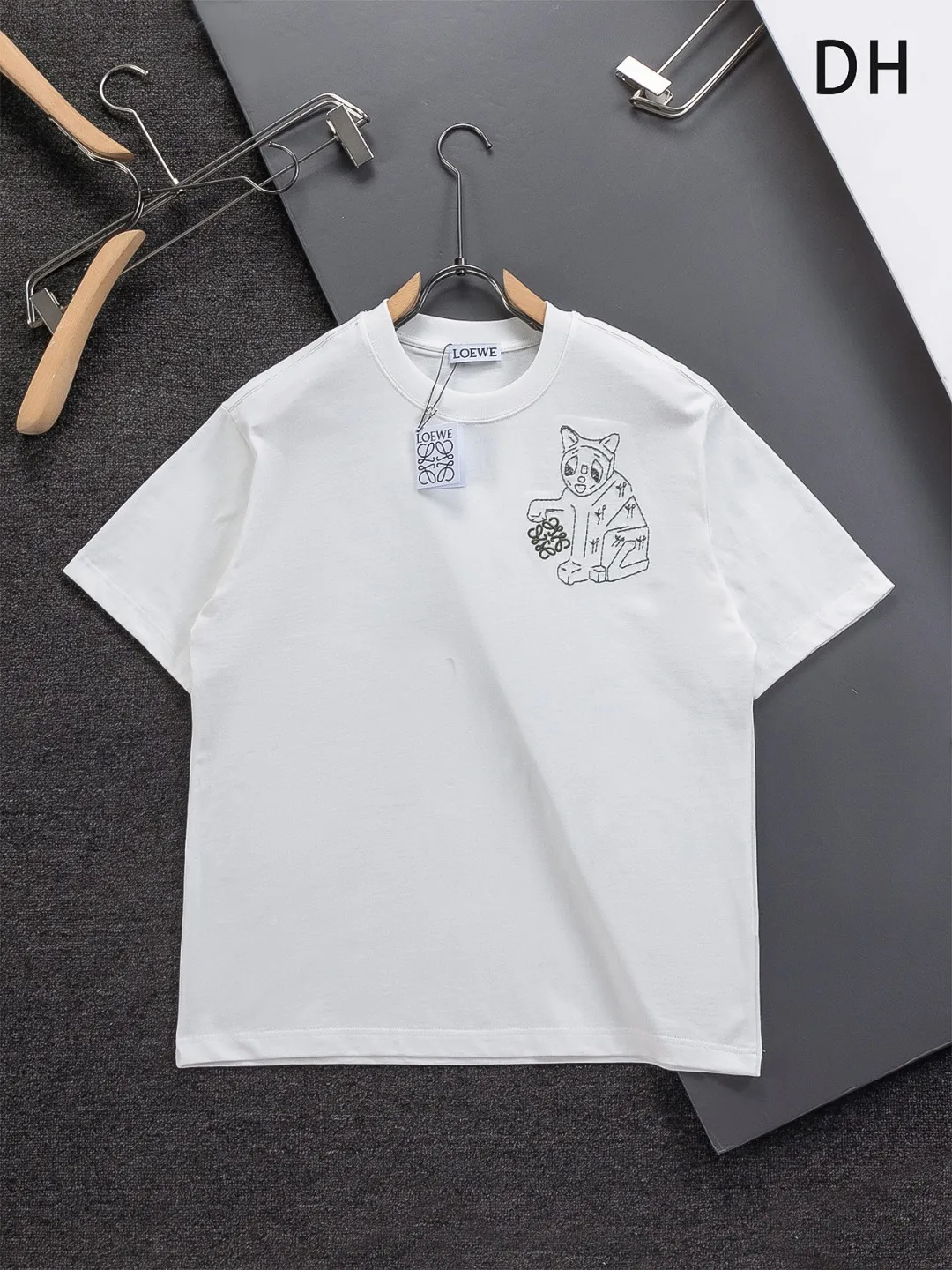 DIOR Dior dior CD S-XL Dior 26ss LOEWE X Louis Wain 🐱🪡 logo ， LOEWE Louis Wain ， ! ， ， 。 、 ， g Quality ， s ， ， ， y …… ， ， Dior ！ ， ， ， Breathable ~ ！！ Same Style！ : Black White Pink Size：S-XL ： S： 50- 56- 70 M： 52- 57- 72 L： 54- 59- 74 XL： 56- 62- 76