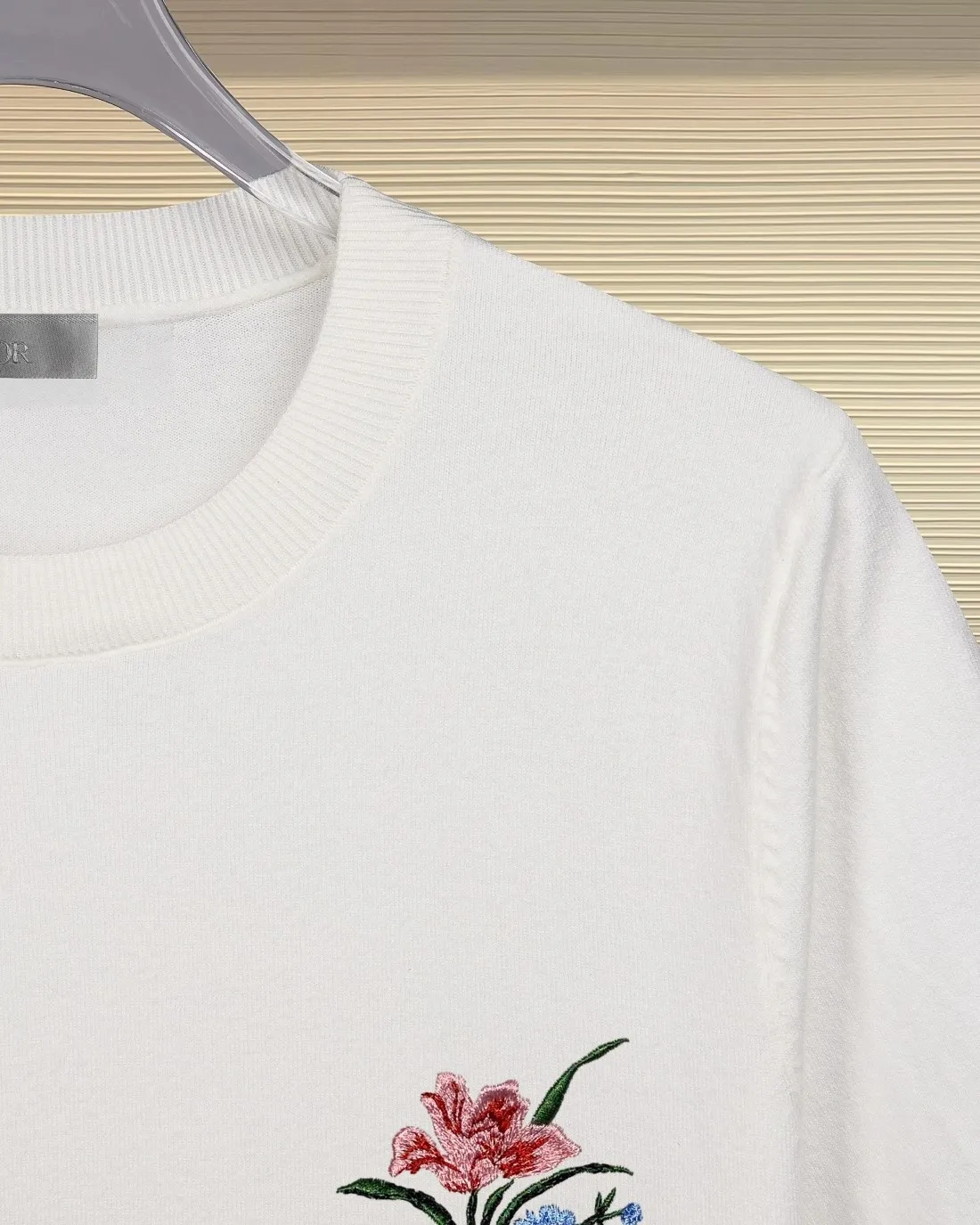 DIOR*Dior Classic style with beautifully embroidered letter logo on the chest, short-sleeved sweater T-shirt✅Boutique top quality craftsmanship‼ Complete three standards ●Wool and cotton blend ●Weight ●Embroidery technology ●Customized 1:1 trademark ●Normal version ●Size: M L XL XXL XXXL