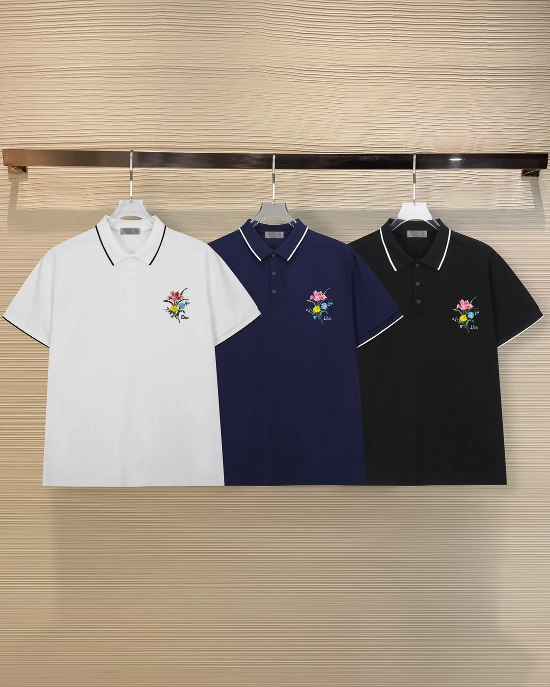 DIOR*Dior Classic style with beautifully embroidered letter logo on the chest, short-sleeved POLO shirt ✅Boutique top quality craftsmanship‼ Three complete standards ●100% ice silk zinc jade fiber ●50% cotton 50% polyester fiber ●Square weight g ●Embroidery technology ●Customized 1:1 trademark ●Normal version ●Size: M L XL XXL XXXL