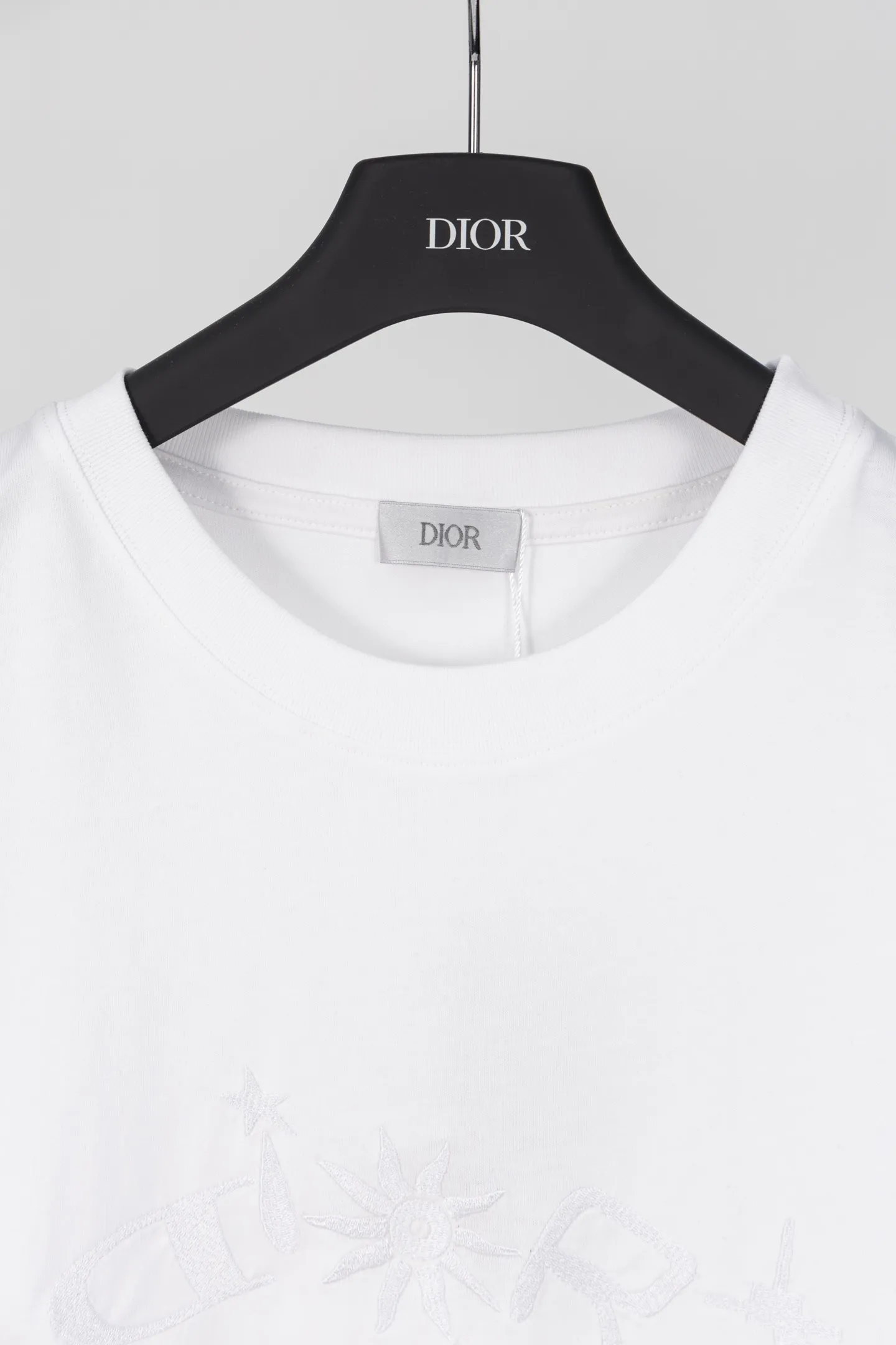 【 . Quality】 DIOR Serieslast T Cistian Couture T Series ， Classic 。 Cistian Couture 。Classic ， 。 32 100% ( ) 1x 1 ( ) 1:1 1:1 ( ) ：8852# ：White Black Size：XS S M L