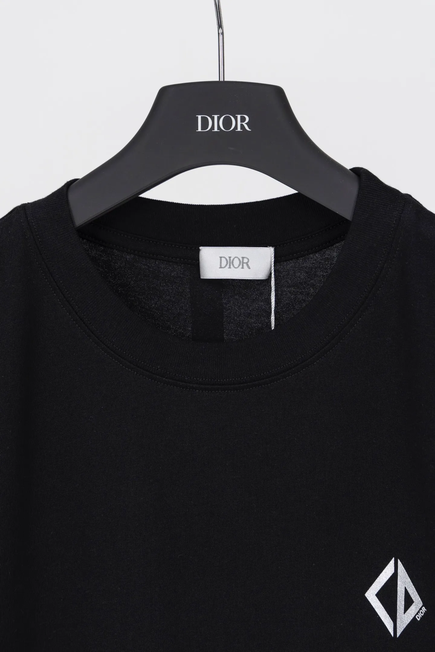 【 . Quality】 DIOR 25New Arrival T CD Diamond T Series ， Classic 。 Black ， CD Diamond 。 ， 。 32 100% ( ) 1x 1 ( ) 1:1 1:1 ( ) ：8842# ：White Black Size：XS S M L
