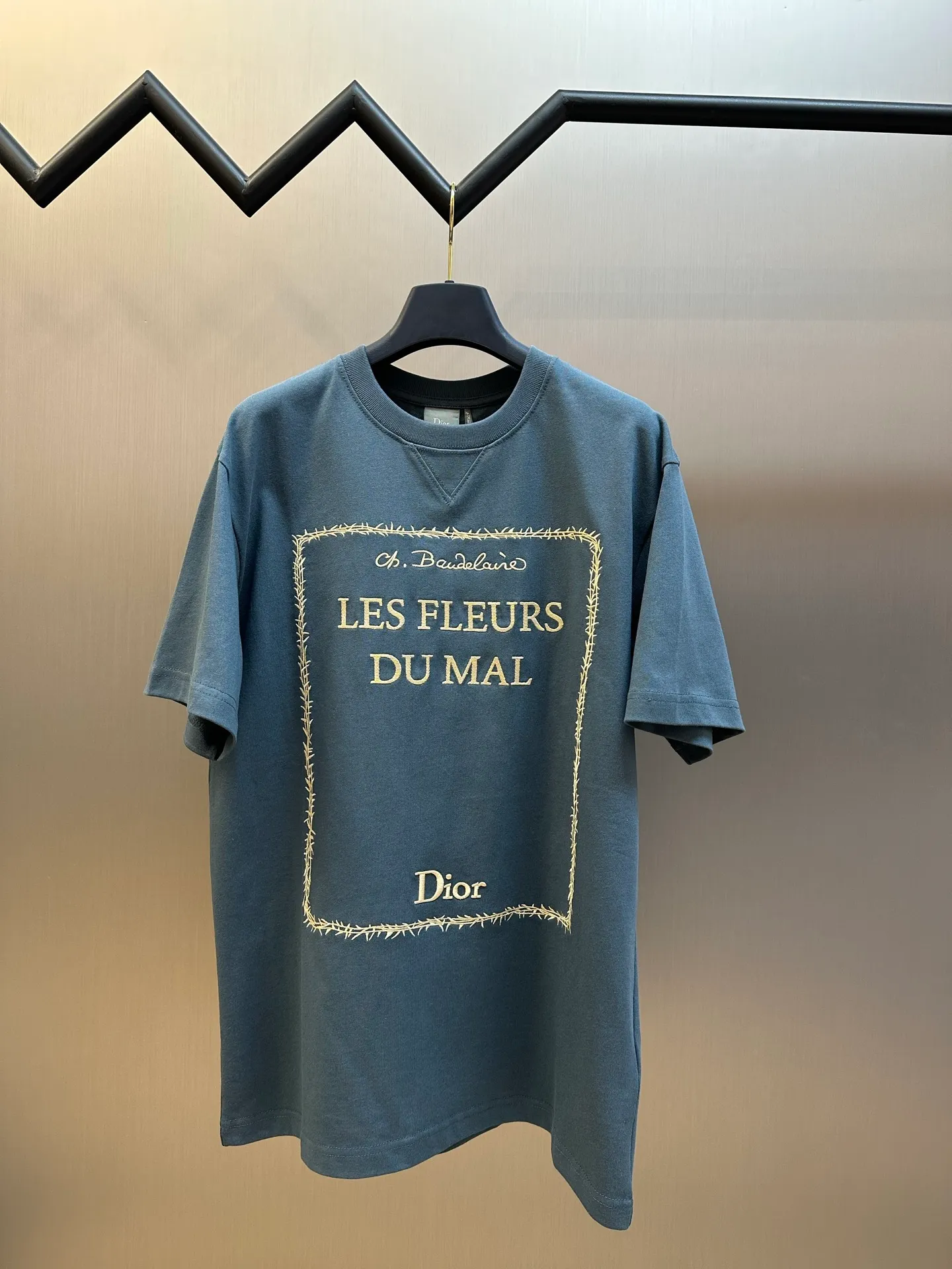 Dior Book Cover 12 ， 。 ， Breathable Wear-Resistant 。 32 ， ， 。 《 》 ， 8 。 White ， 50 ， 、 、 ， 1.2mm ， 。 size：xs s m l