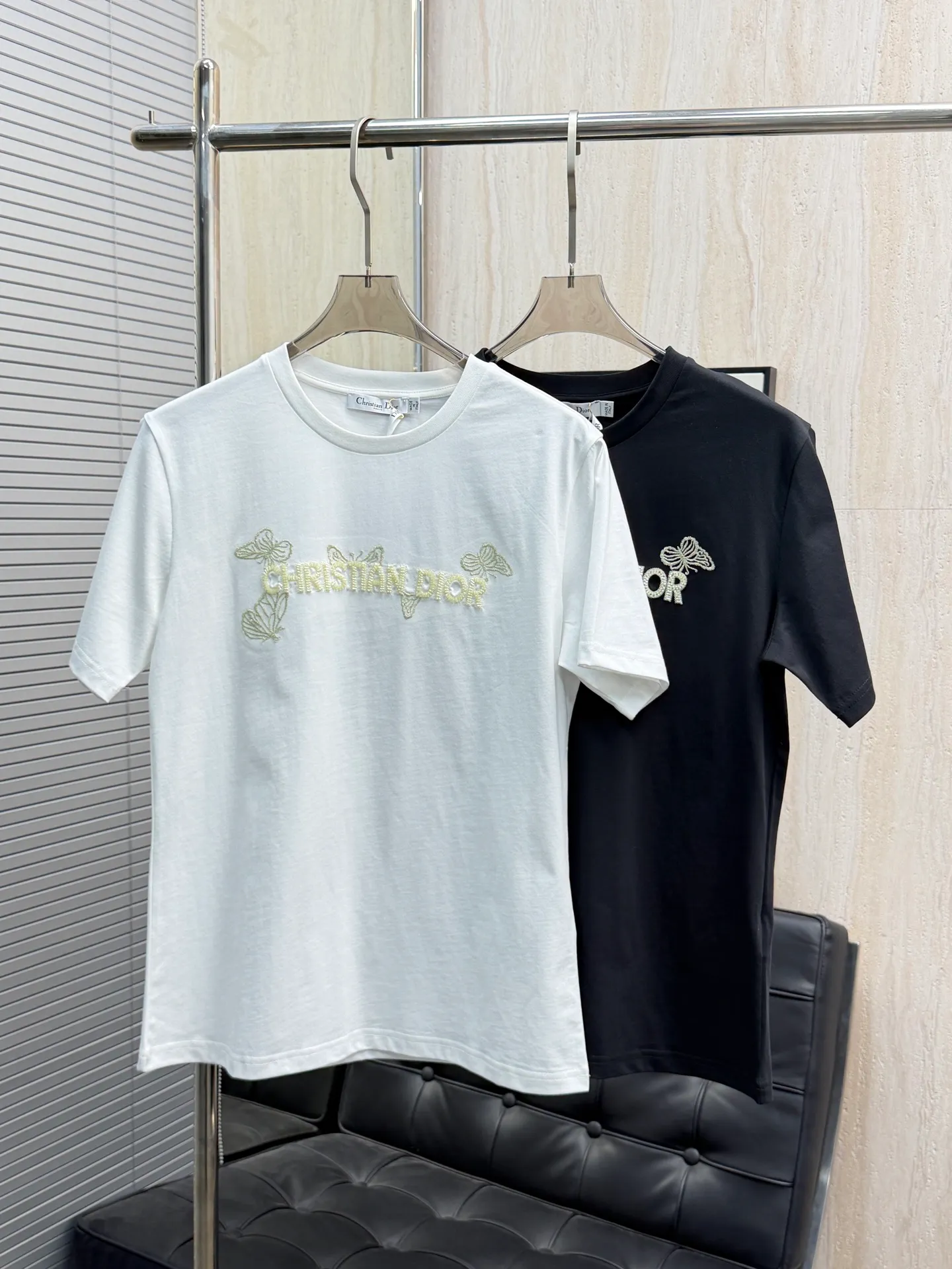 130 DIO*26SS early spring new product Series CD butterfly letter short-sleeved T-shirt: The letters on the chest are matched with butterfly embroidery patterns, using three-dimensional embroidery technology, the stitches are fine and full, the butterfly pattern is lifelike, and it reflects exquisite luster under light and shadow. The basic style can also be worn with high-end texture. SML
