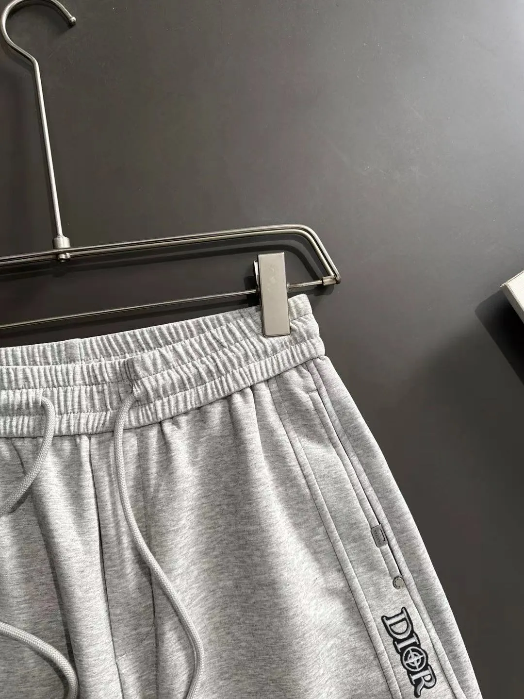 Next day shipment DIOR 2026 Spring New Arrival elastic band casual pants, counter custom fabric Breathable, high comfort, impeccable details, brand element design concept, reflecting high quality. It feels delicate and soft! It presents a casual cut and the upper body shape is great! Sizes:M-3XL
