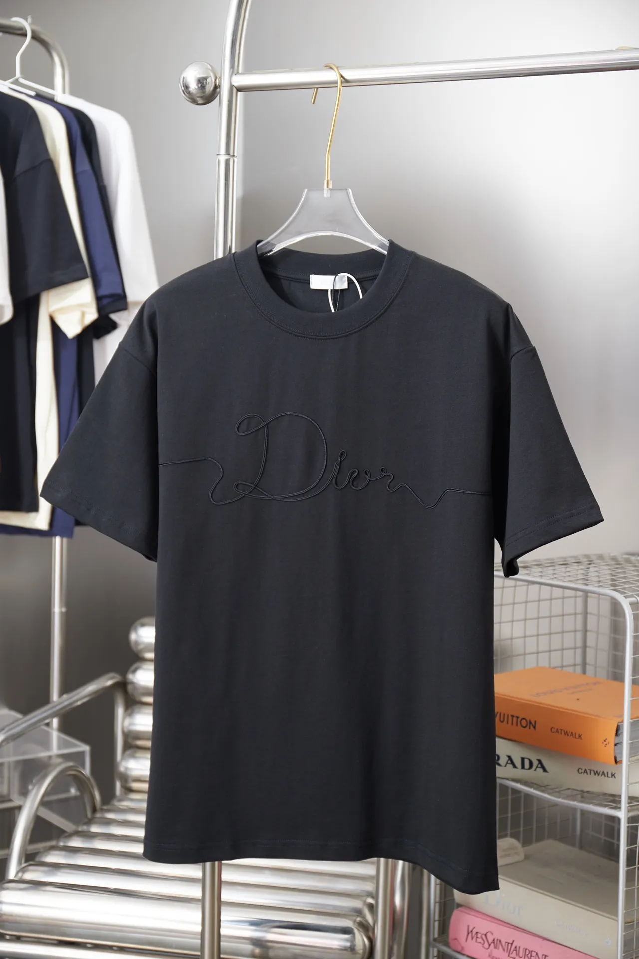 90 D＊or CD 25SS Early Spring New Arrival Joint Series Embroidered Logo Icon Printed Short Sleeves Light Luxury Essential Item for Daily Commuting for Men and Women Correct Version Welcome to Compare Detailed Features Gram 100% pure cotton double yarn jersey fabric Custom dyed in the same cylinder Special thickened 32 count double ply 1X 1 thread Imported Tajima machine rope embroidery embroidered letter logo Double needle stitching cross-stitching process Original main mark, washable tag, brand moisture-proof paper packaging Color: White/Black/Red Size: S/M/L/XL