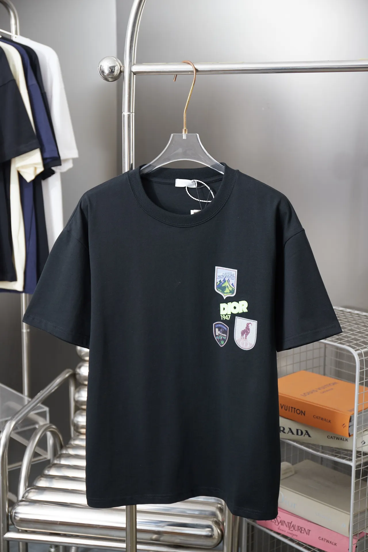 D＊or CD 26SS Early Spring New Arrival Joint Series Embroidered Logo Icon Printed Short Sleeve Light Luxury Essential Item for Daily Commuting for Men and Women Correct Version Welcome to Compare Detailed Features Gram 100% pure cotton double yarn jersey fabric Custom dyed in the same vat with special thickened 32 count double ply 1 Original main mark, washed tag, brand moisture-proof paper packaging Color: White/Black Size: S/M/L/XL