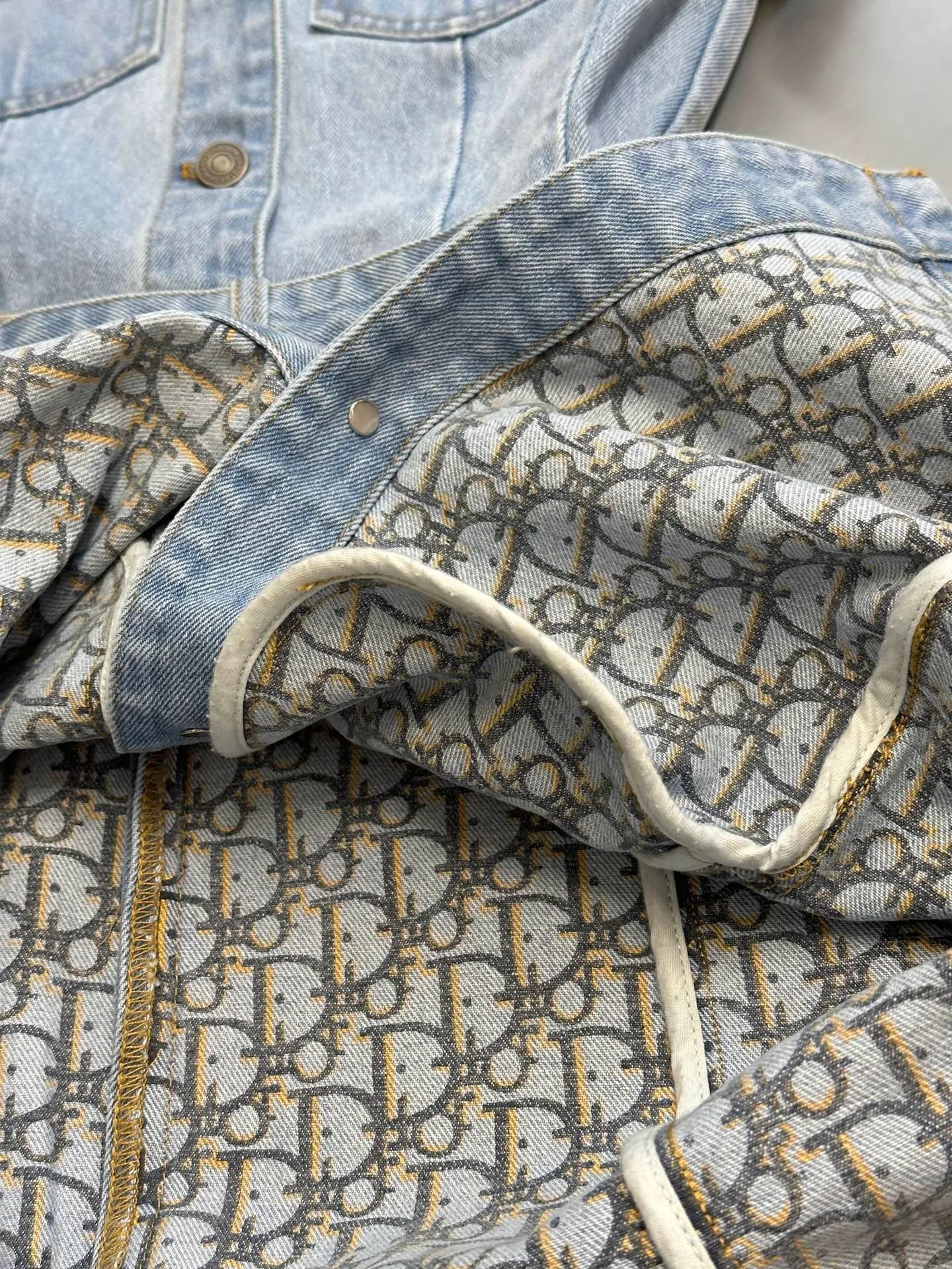 Dioriviera Blue ，Oblique ， 。 Dioriviera Series， Classic ， · · (Maria Grazia Chiuri) 。 Blue ， ， 。 ， Oblique 。 ， Dioriviera ， 。 size：s m l